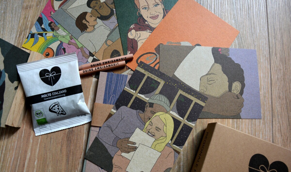 Mehrere farbige Motivkarten und Stifte auf einem Tisch.