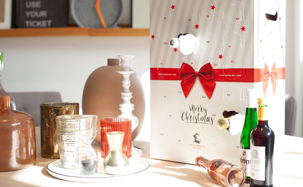 Ein Tisch voller Dekorationsgegenstände und einem Wein-Adventskalender.