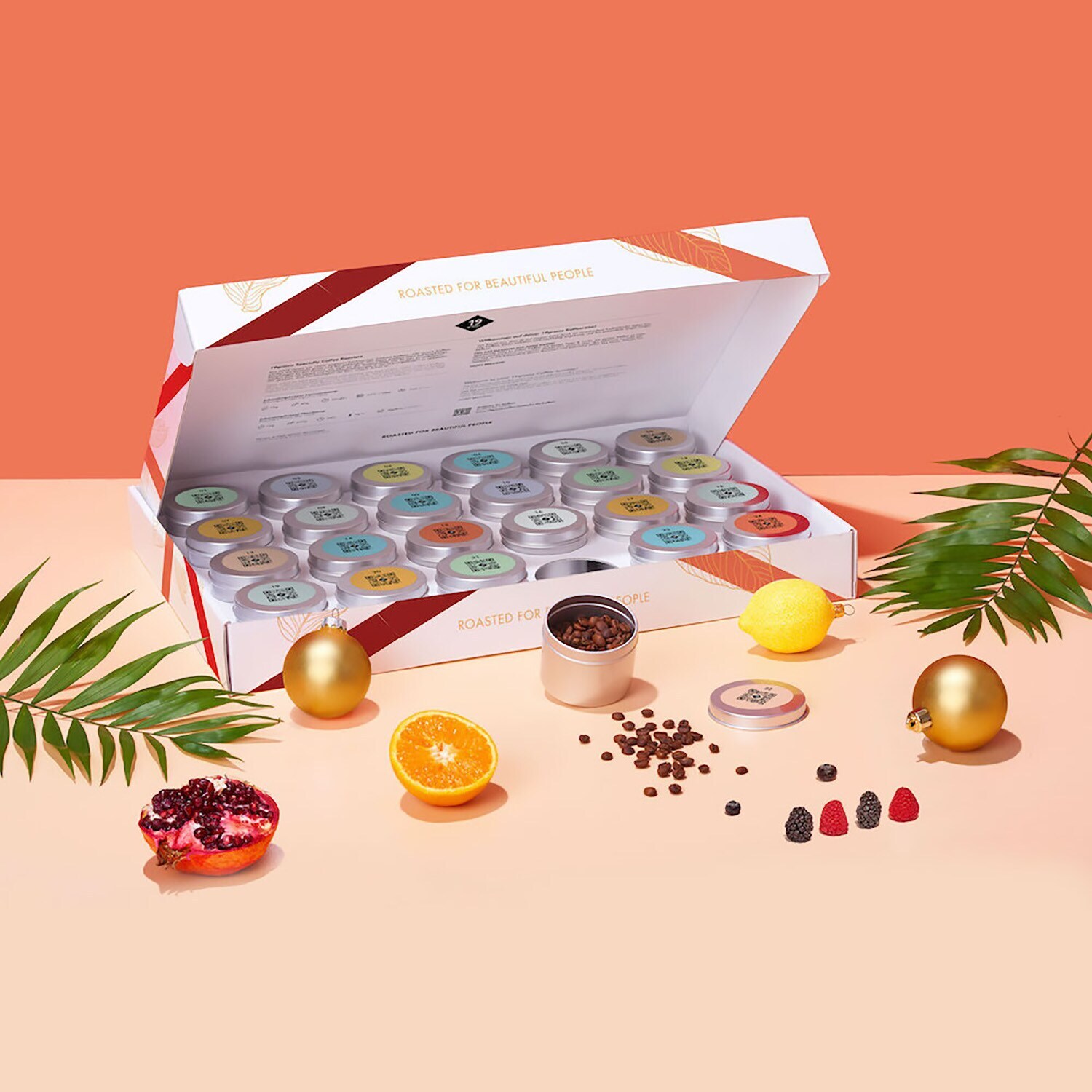 Ein Adventskalender mit verschiedenen Kaffeebohnen