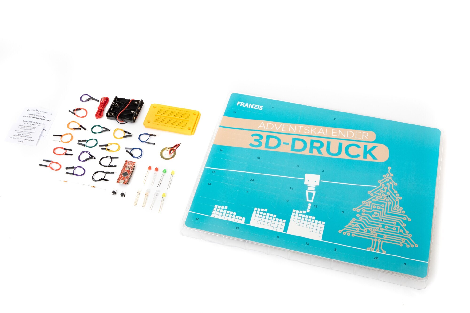 Frontansicht eines blauen Adventskalender neben dem technisches Equipment liegt.