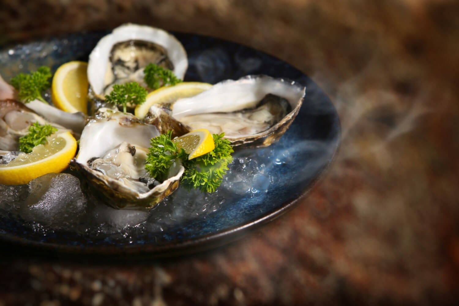 Gillardeau-Auster mit Zitrone auf Eis Gillardeau-Auster mit Zitrone auf Eis