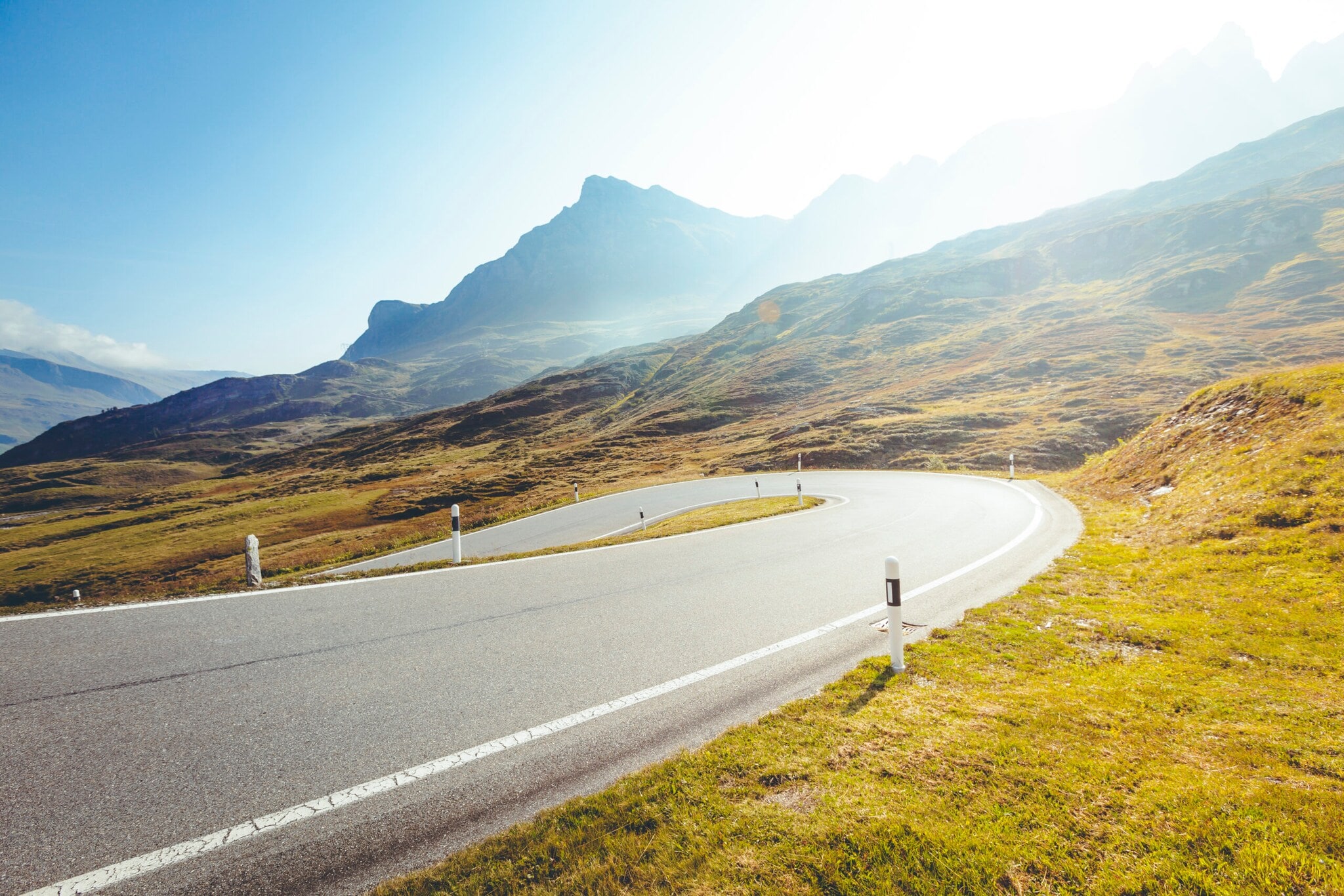 Eine Straße führt durch die Alpen. Eine Straße führt durch die Alpen.