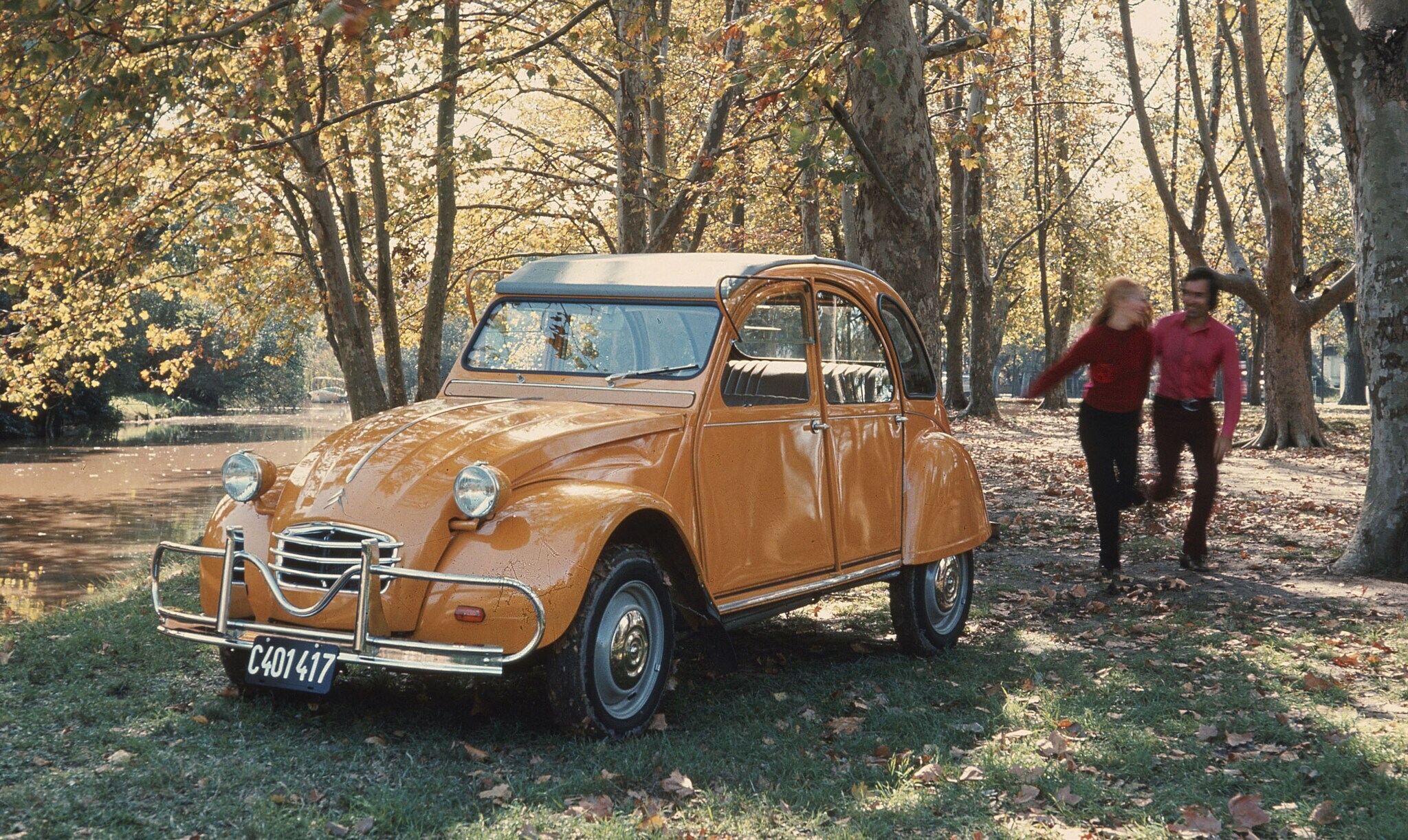Citroën 2CV, besser bekannt als „Ente“, in Orange Citroën 2CV, besser bekannt als „Ente“, in Orange