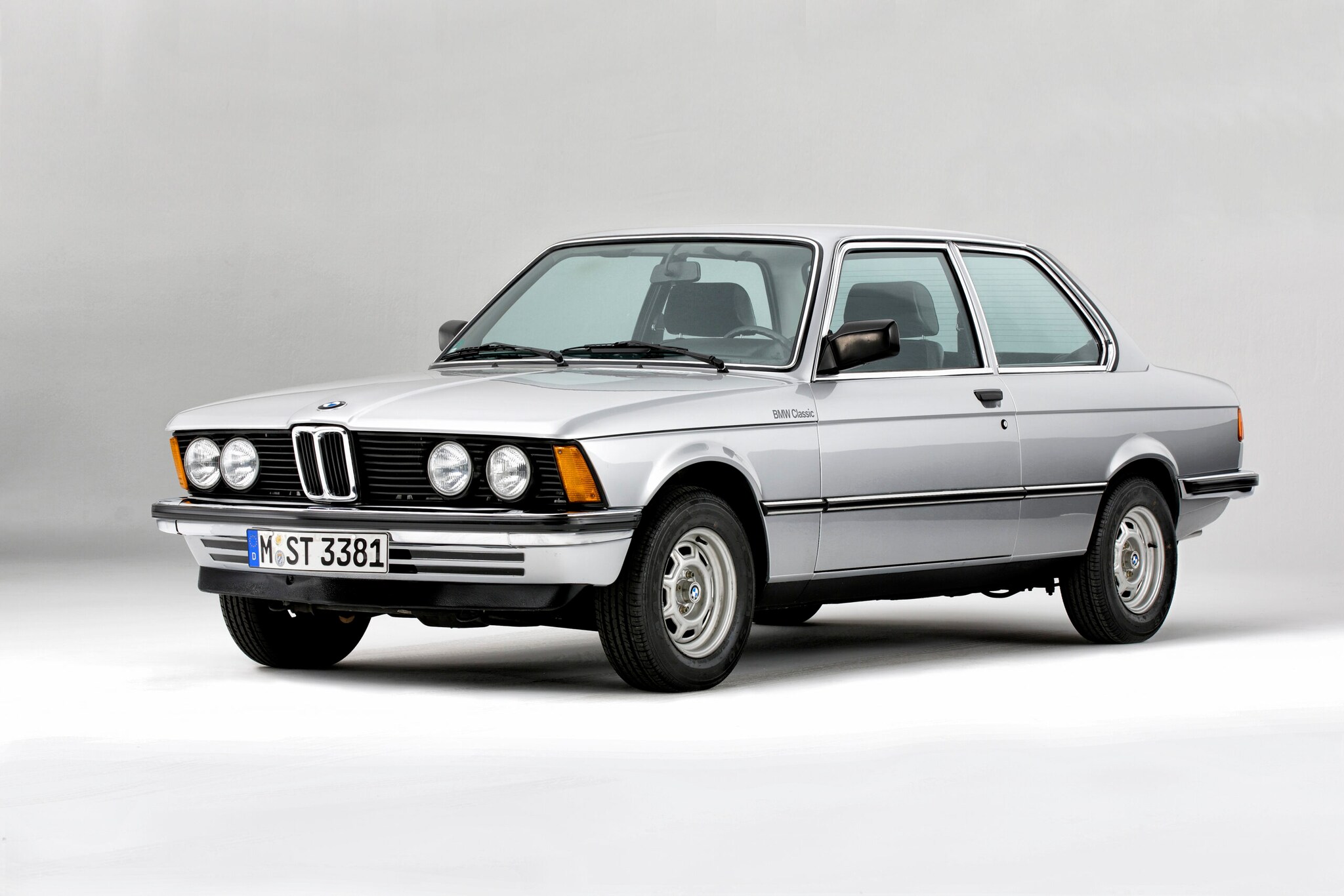 Silberner 3er-BMW (E21) im Studio. Silberner 3er-BMW (E21) im Studio.
