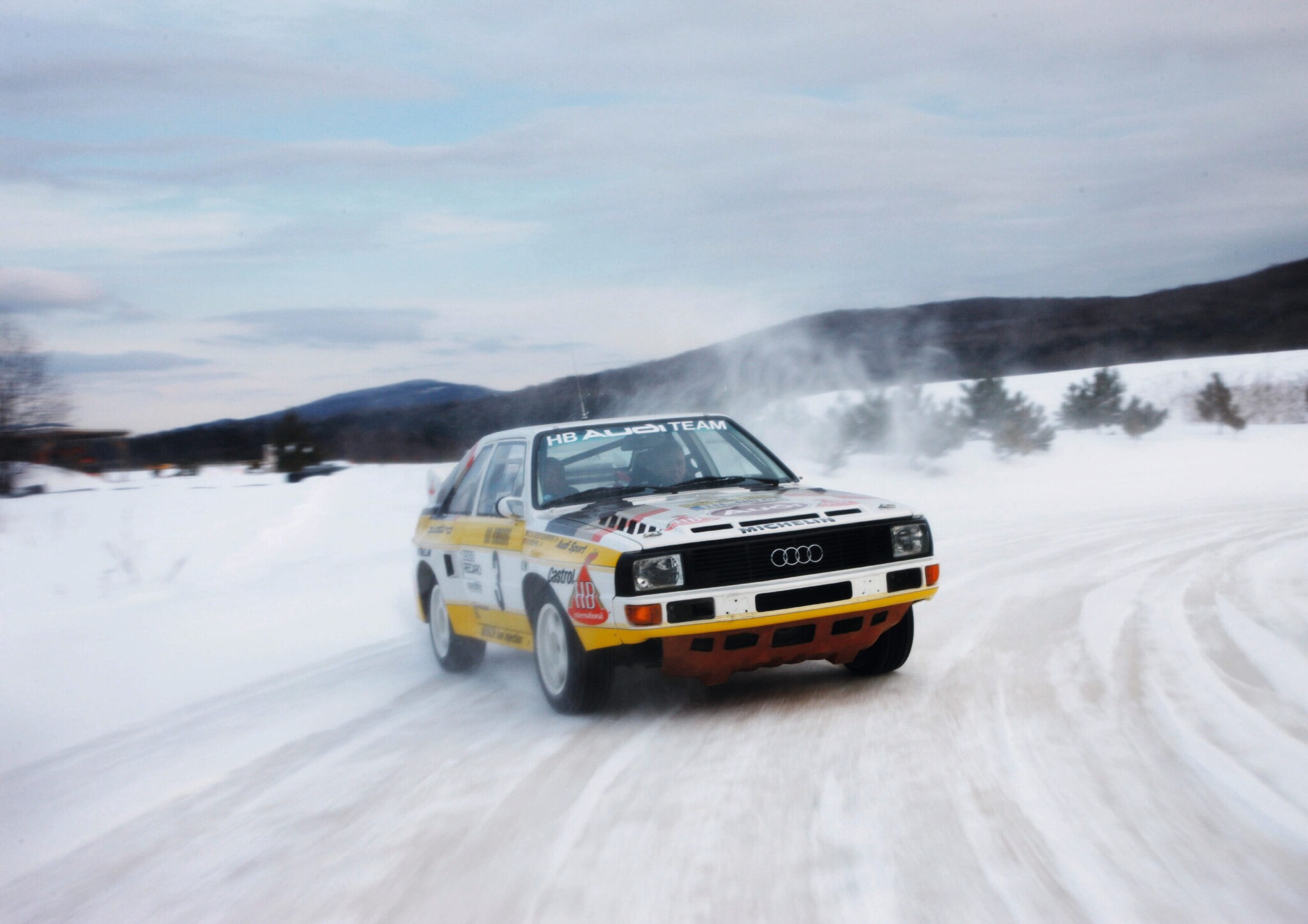 Audi quattro auf Schnee.