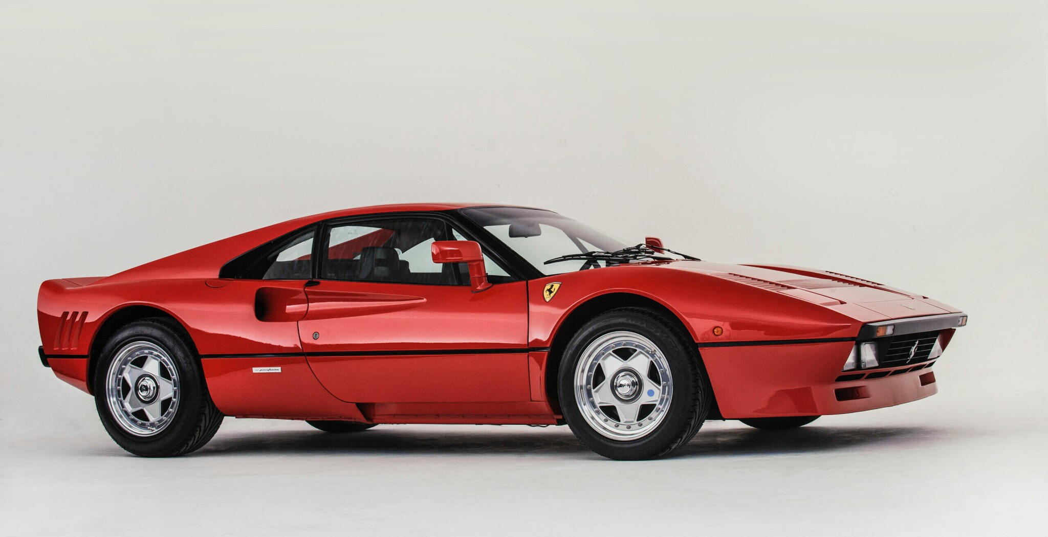 Roter Ferrari 288 GTO vor weißem Hintergrund Roter Ferrari 288 GTO vor weißem Hintergrund