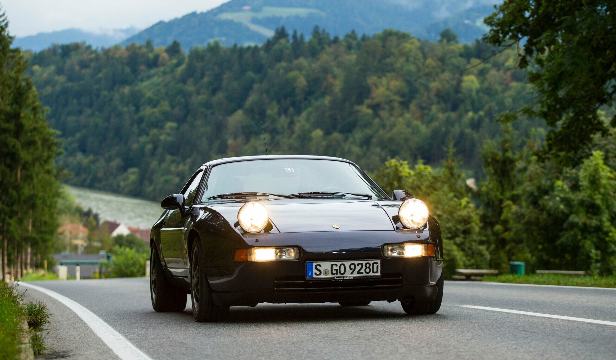 schwarzer Porsche 928 GTS schwarzer Porsche 928 GTS