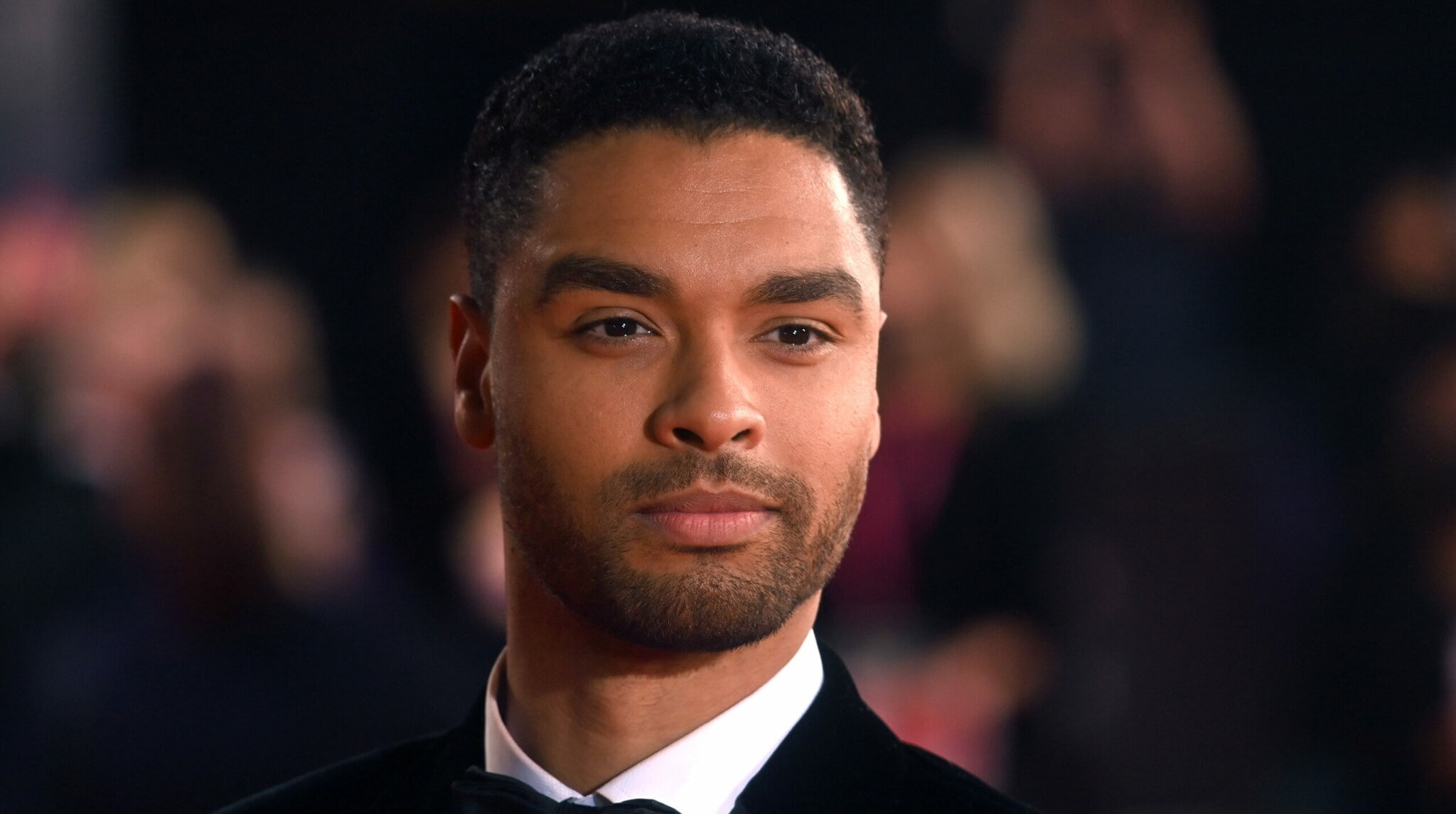 Porträt von Regé-Jean Page mit Dreitagebart und Anzug. Porträt von Regé-Jean Page mit Dreitagebart und Anzug.