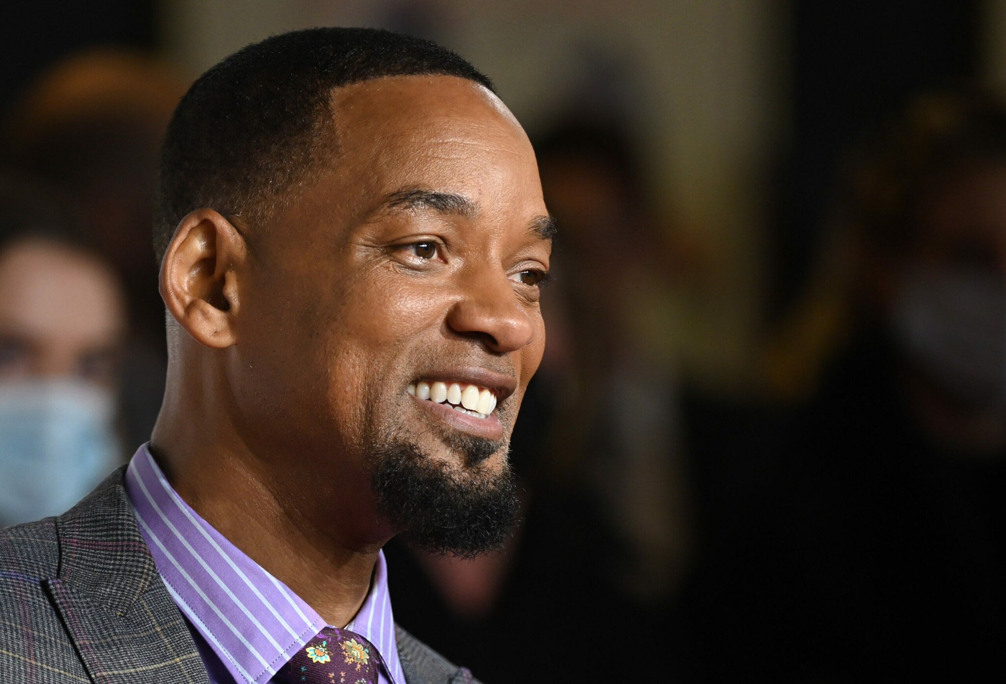 Porträt von Will Smith mit Ziegenbart und Anzug vor dunklem Hintergrund mit Publikum. Porträt von Will Smith mit Ziegenbart und Anzug vor dunklem Hintergrund mit Publikum.