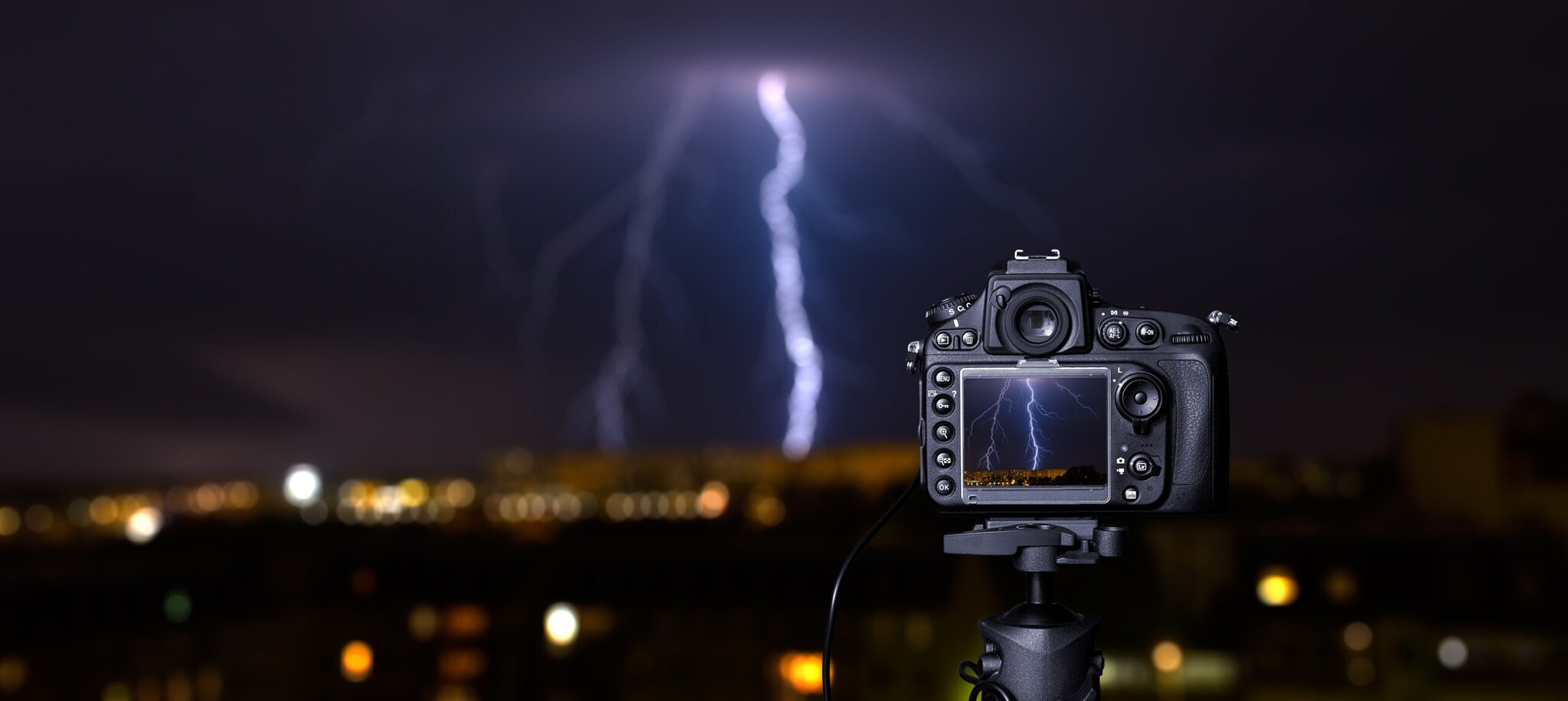 Eine Kamera auf einem Stativ. Eine Kamera auf einem Stativ.