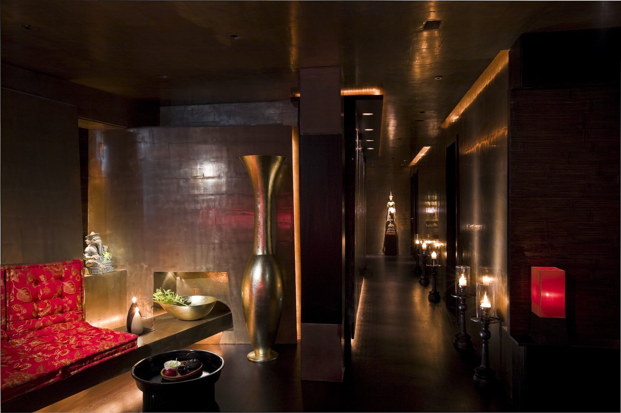 Ein dunkel gehaltener Flur mit vereinzelten Lichtquellen Ein dunkel gehaltener Flur mit vereinzelten Lichtquellen