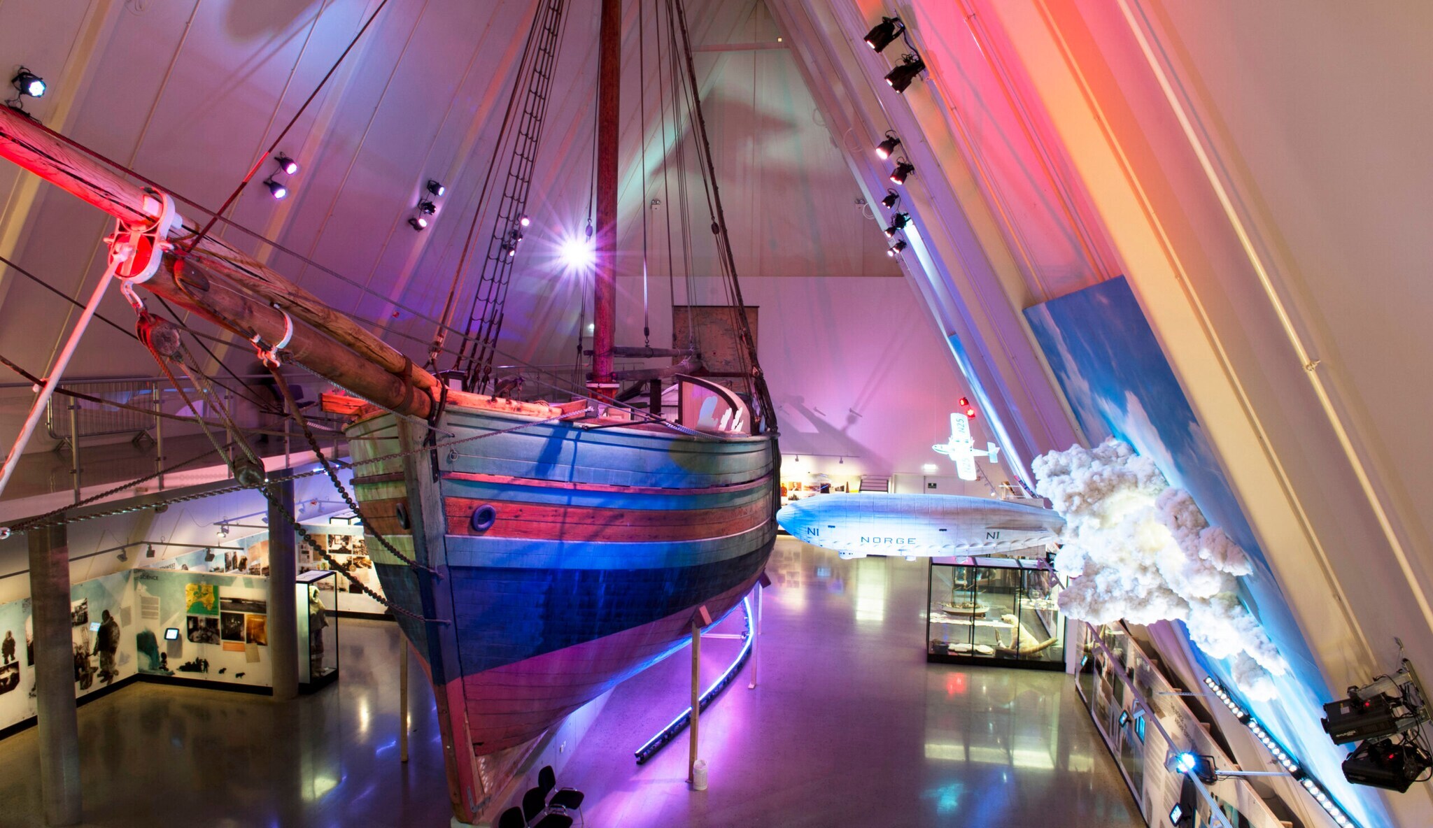 Das Fram Museum von Innen mit Exponaten, im Zentrum ein Segelschiff