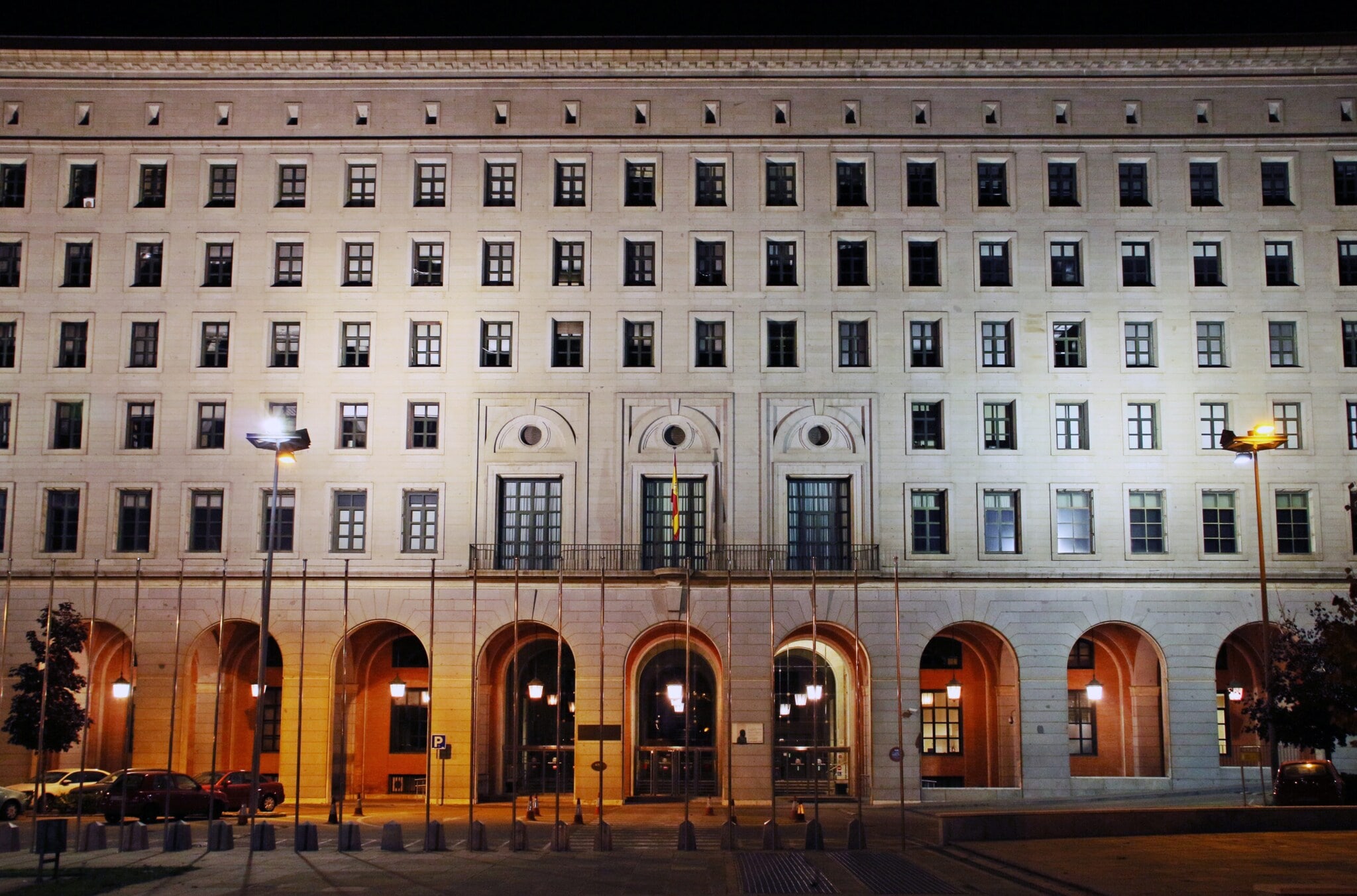 Fassade eines Gebäudekomplexes mit zahlreichen Fenstern und Torbögen Fassade eines Gebäudekomplexes mit zahlreichen Fenstern und Torbögen