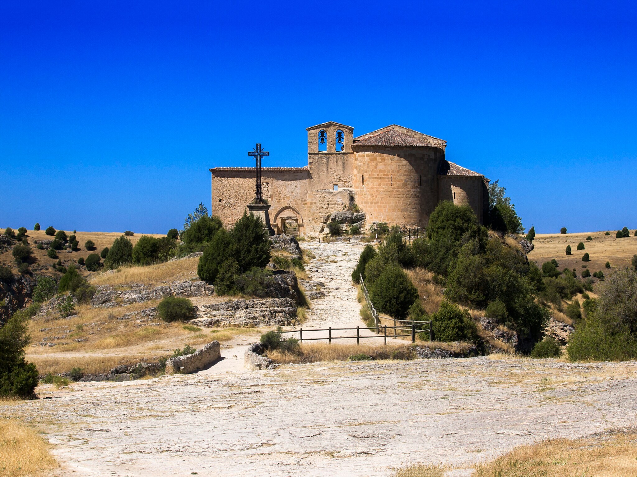 Kleines mittelalterliches Bauwerk mit Kapelle auf einer Anhöhe in mediterraner Landschaft