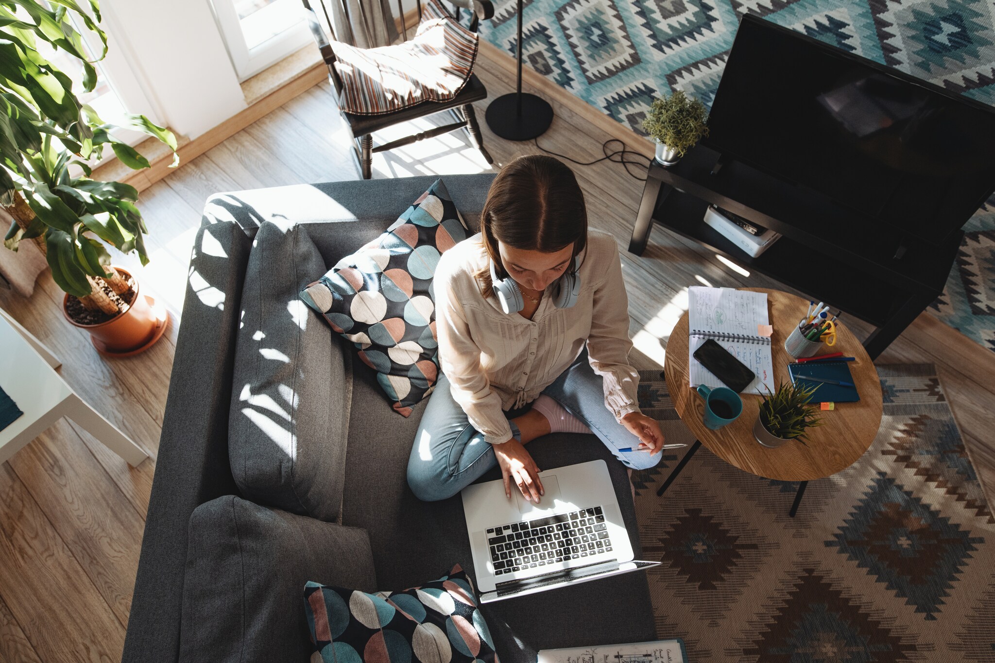 Frau arbeitet im Homeoffice