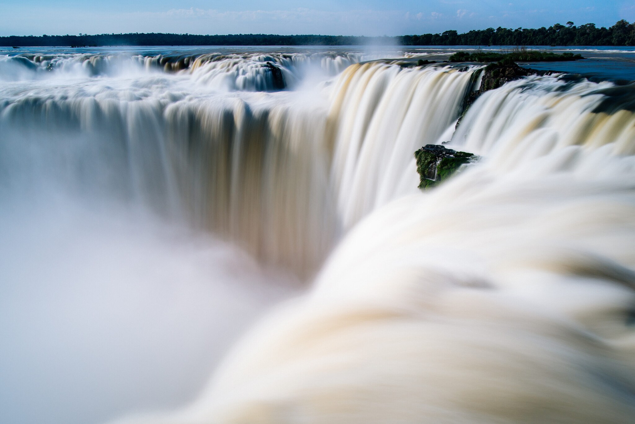 Ein Wasserfall stürzt in eine Schlucht
