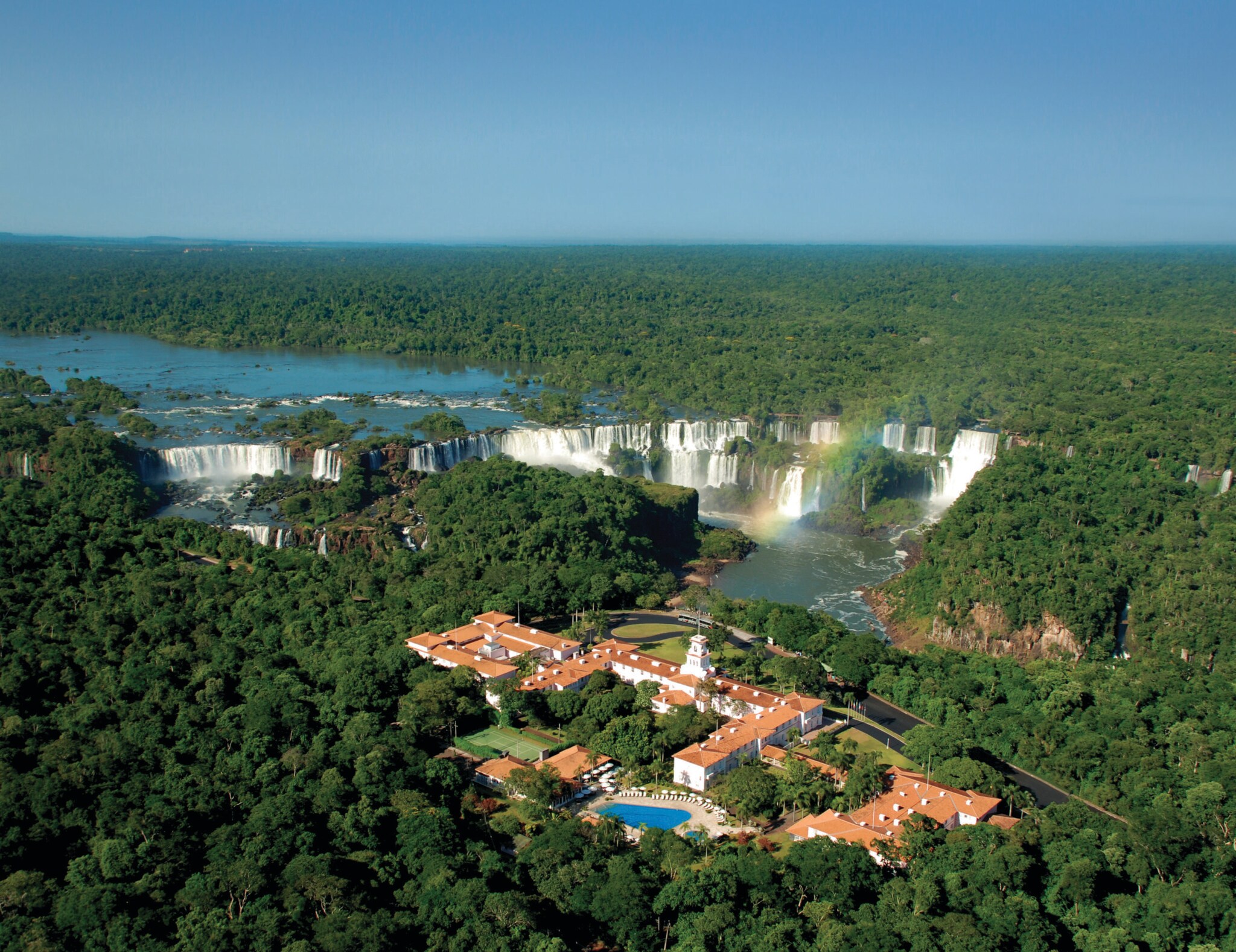 Luftaufnahme eines Hotelkomplexes im Regenwald neben den Iguazú-Wasserfällen Luftaufnahme eines Hotelkomplexes im Regenwald neben den Iguazú-Wasserfällen