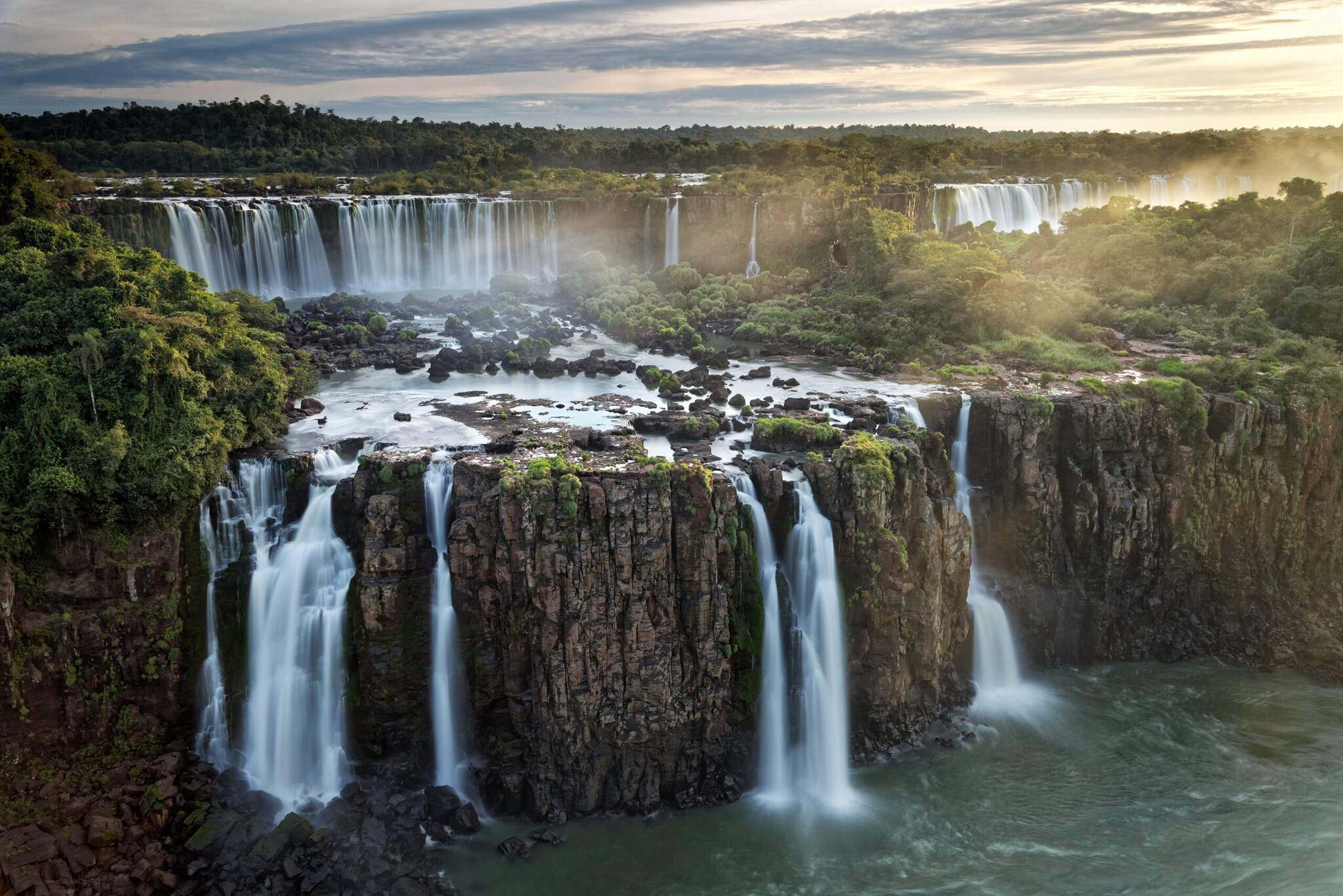Panoramaaufnahme des Nationalparks Iguazú mit Wasserfällen