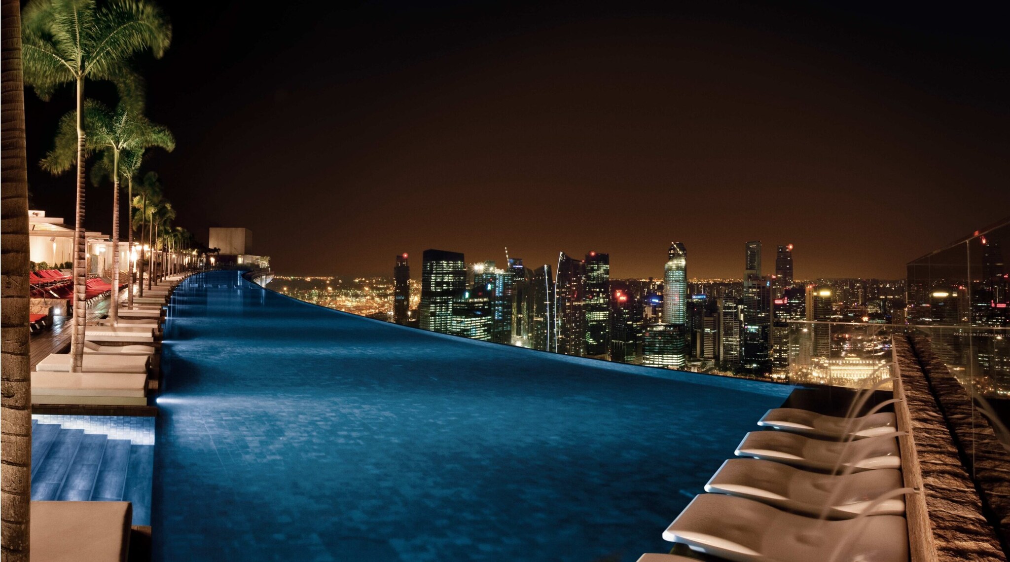 Ein schmaler, dafür langer Infinity-Pool über den Dächern Singapurs