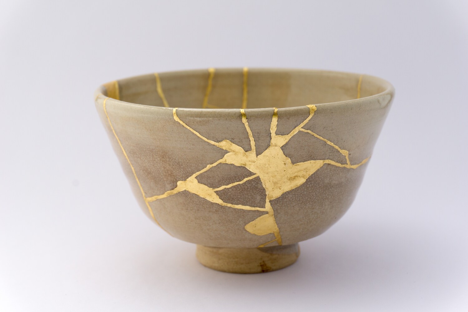 Japanische Keramikschale mit Kintsugi