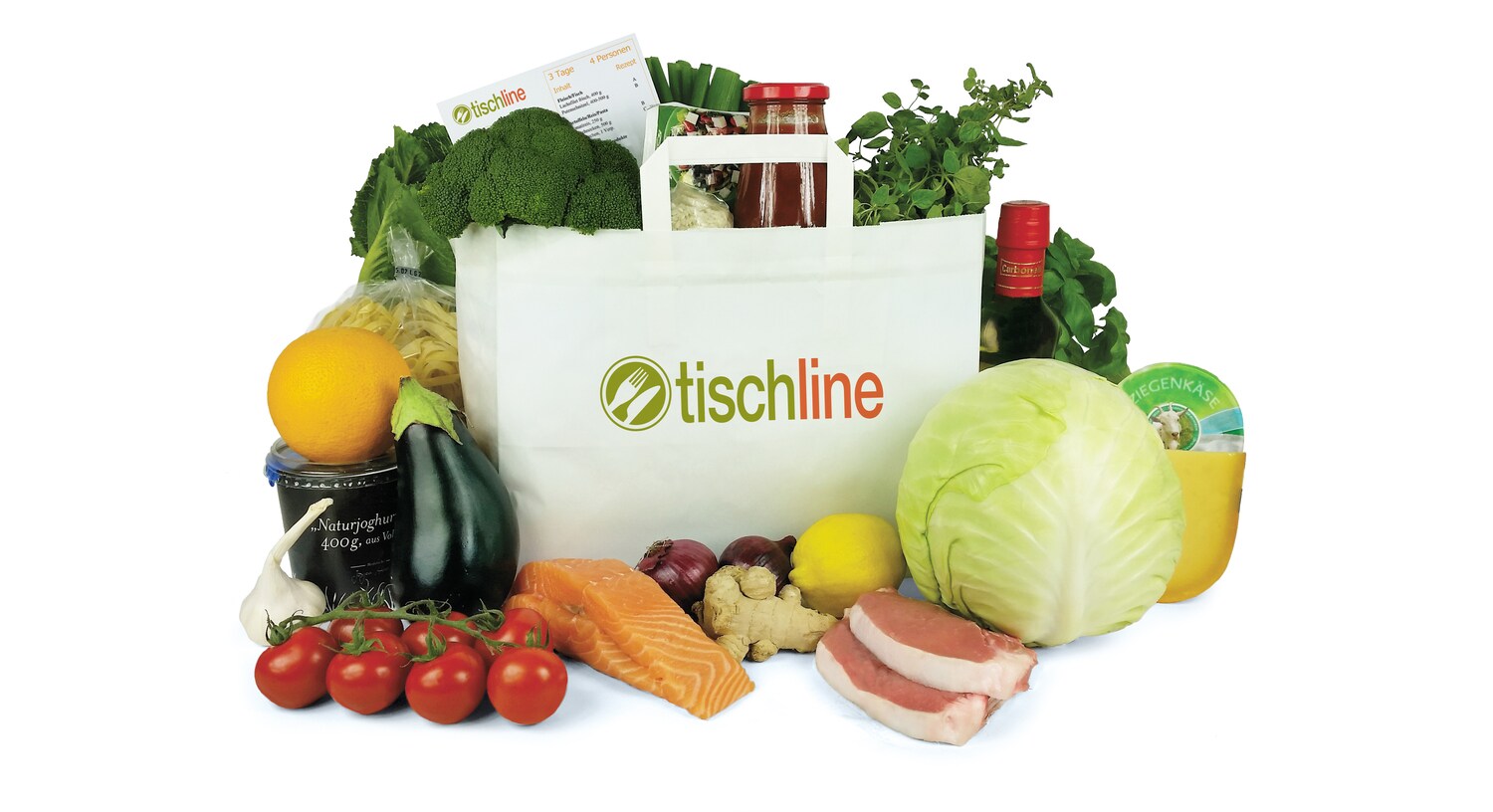 Freisteller einer weißen Einkaufstasche mit Schriftzug, gefüllt und umgeben von Lebensmitteln Freisteller einer weißen Einkaufstasche mit Schriftzug, gefüllt und umgeben von Lebensmitteln