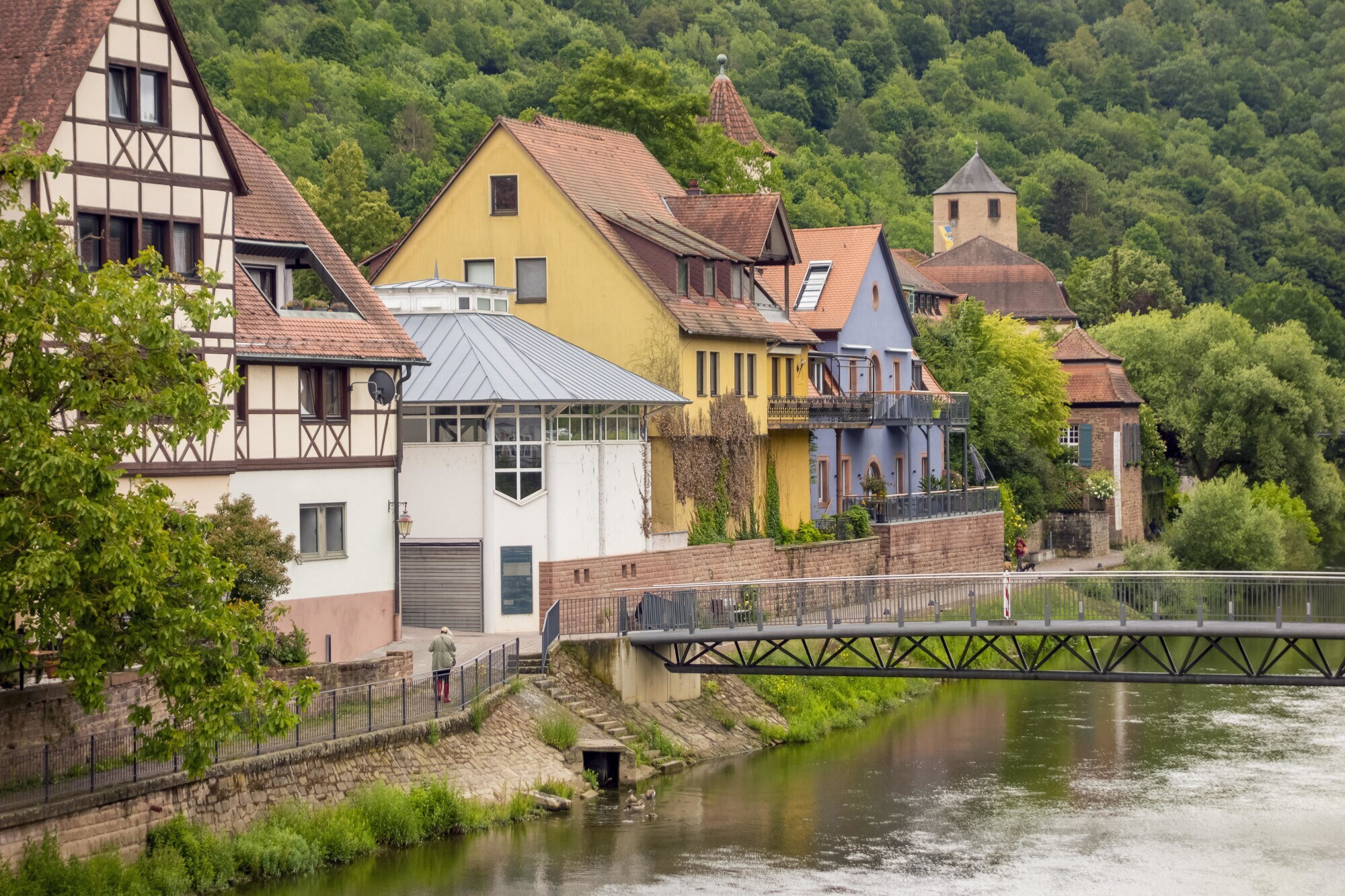 Häusergruppe der mittelalterlichen Stadt Wertheim an der Tauber mit Brücke, im Hintergrund Wald