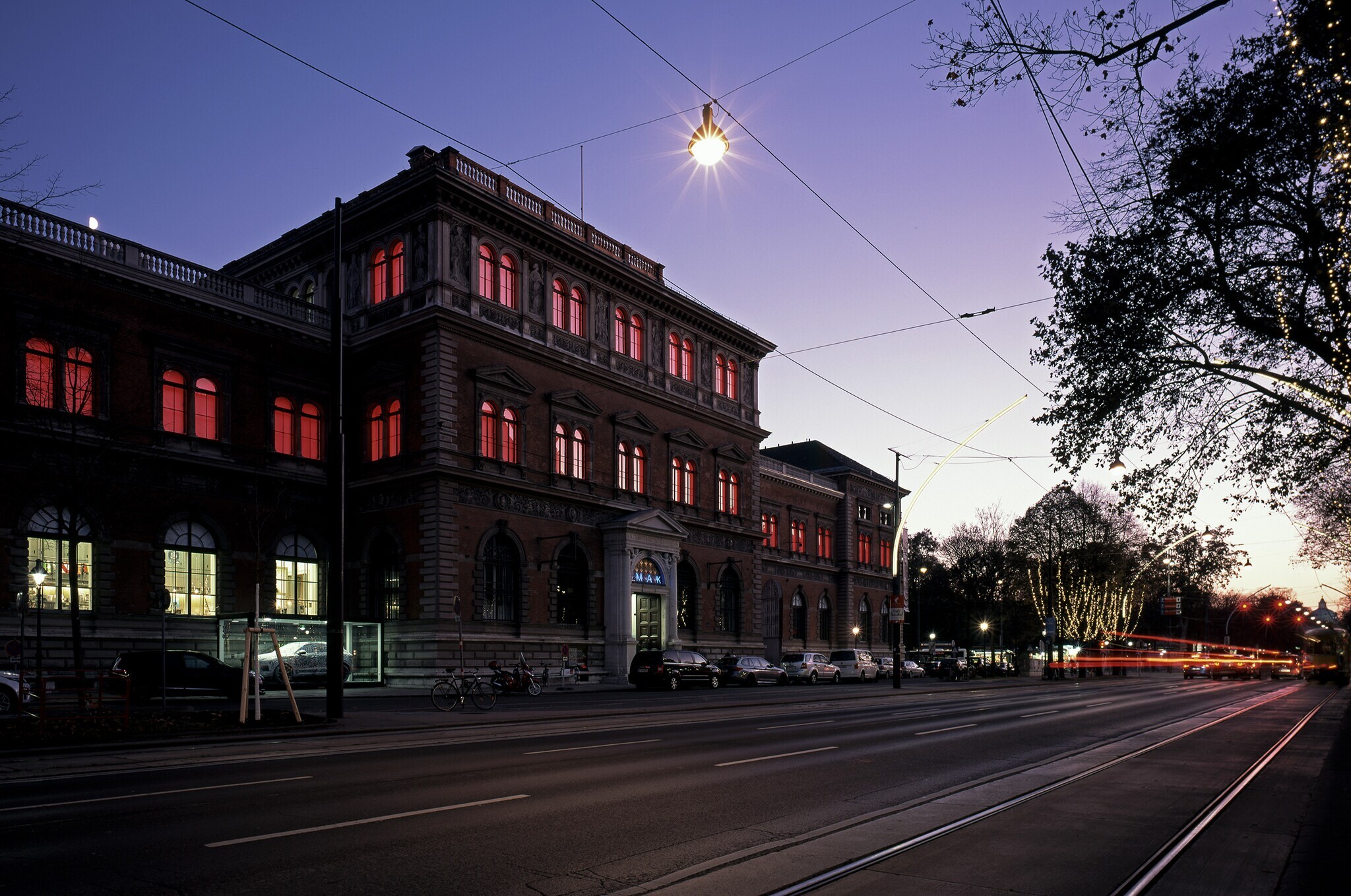 Permanente Lichtinstallation an der Fassade des MAK bei Nacht