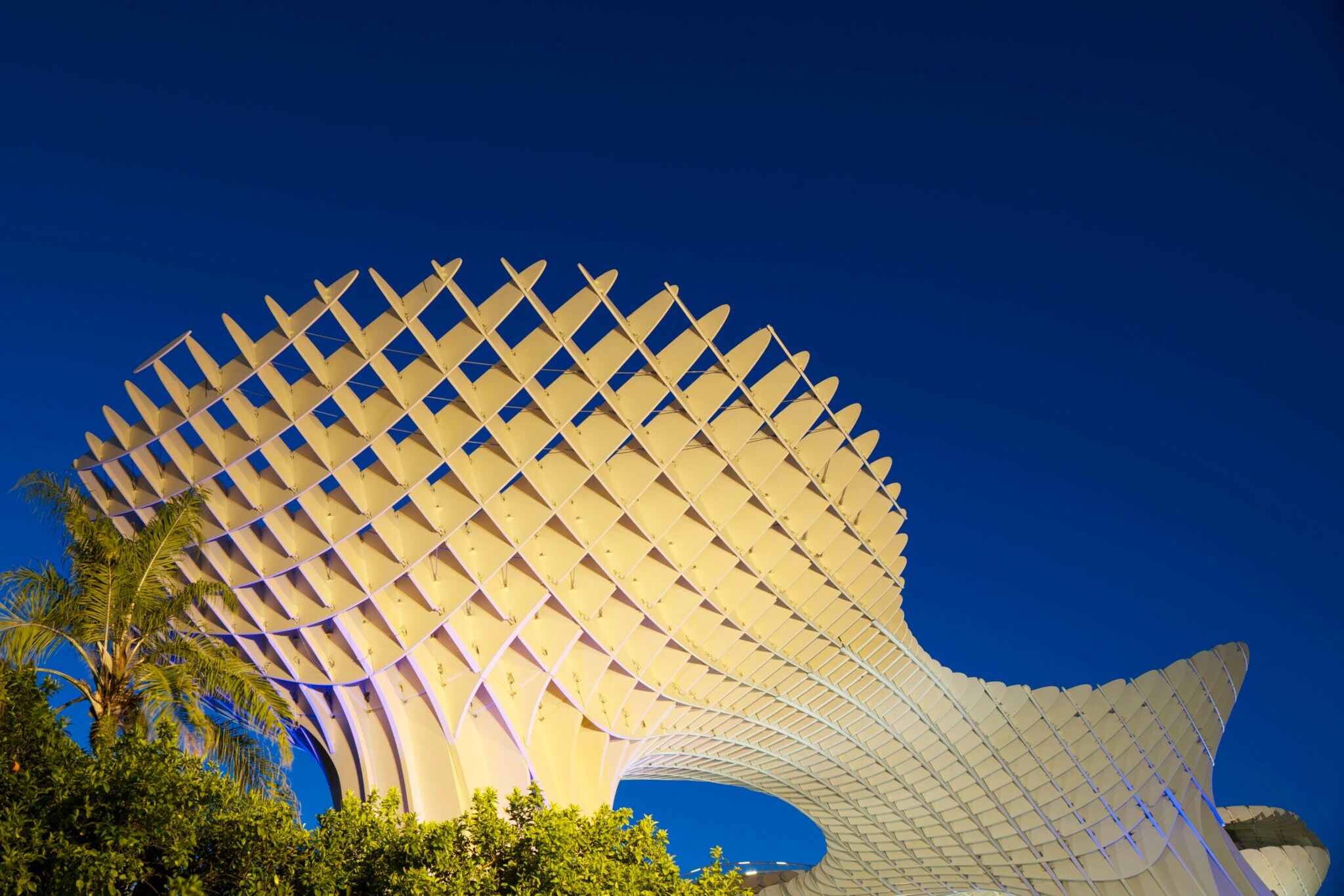Beleuchtete Holzelemente des Metropol Parasol in Sevilla
