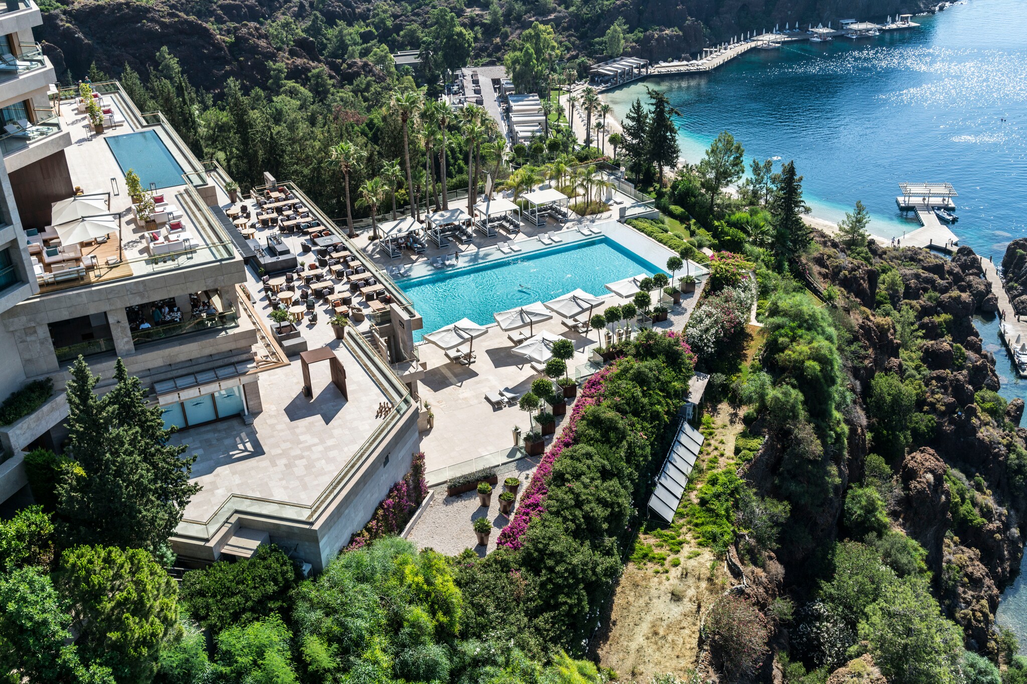 Luftaufnahme eines Hotels mit Pool direkt am Meer Luftaufnahme eines Hotels mit Pool direkt am Meer