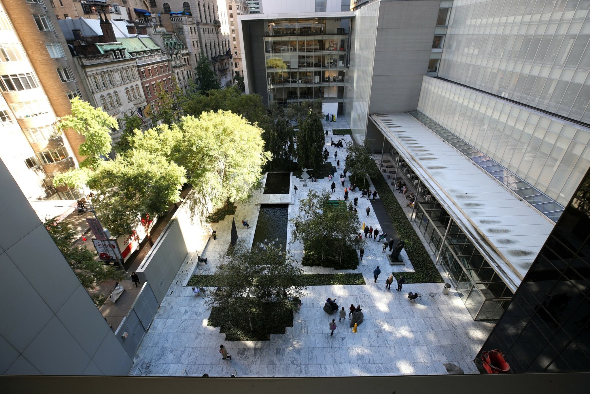 Aufsicht eines modernen Dachgartens mit Skulpturen und Besuchern im New Yorker Museum für Moderne Kunst Aufsicht eines modernen Dachgartens mit Skulpturen und Besuchern im New Yorker Museum für Moderne Kunst