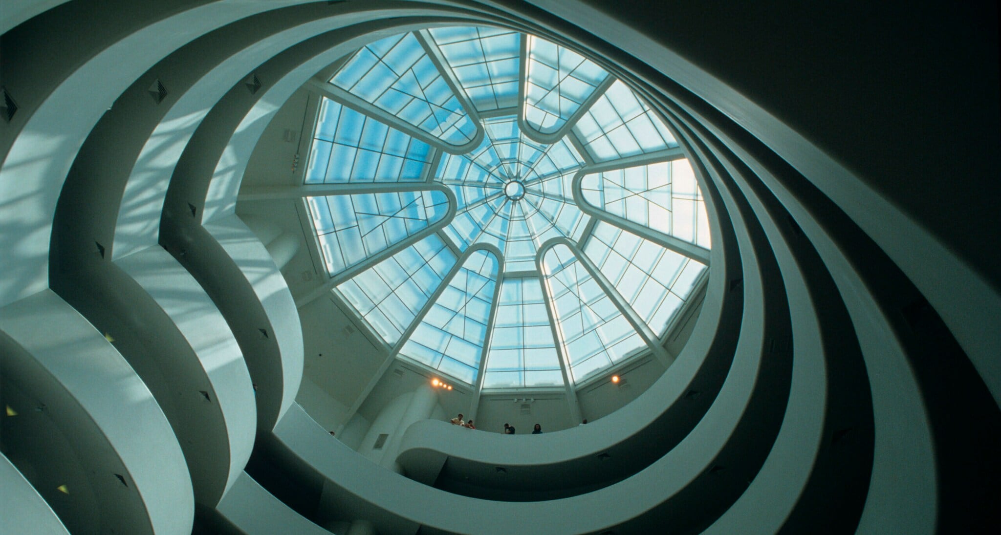 Innenaufnahme des spiralförmigen Baus des Guggenheim Museums aus der Froschperspektive mit Blick auf die Glaskuppel Innenaufnahme des spiralförmigen Baus des Guggenheim Museums aus der Froschperspektive mit Blick auf die Glaskuppel