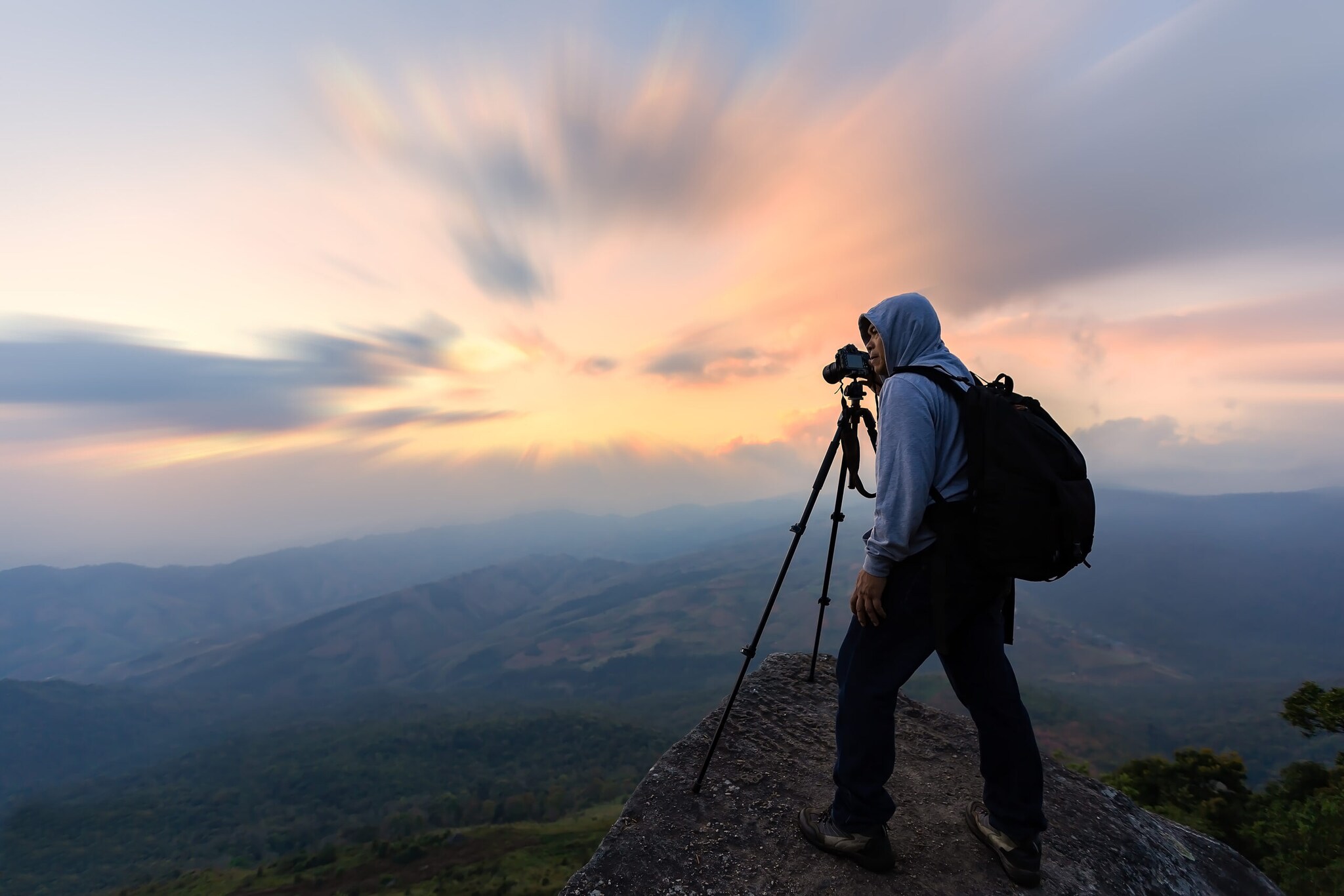 Ein Fotograf im morgendlichen Gebirge
