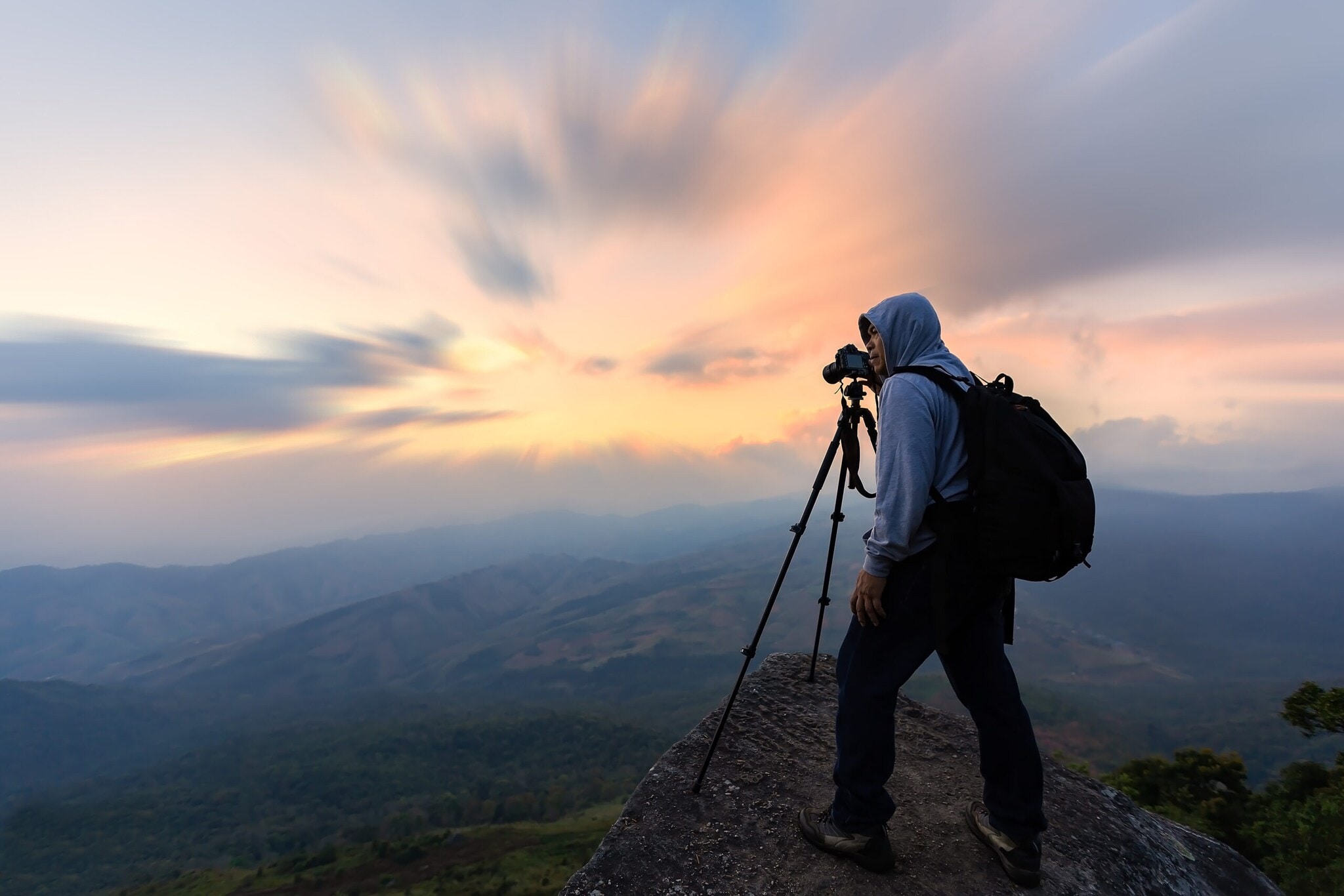 Ein Fotograf im morgendlichen Gebirge Ein Fotograf im morgendlichen Gebirge