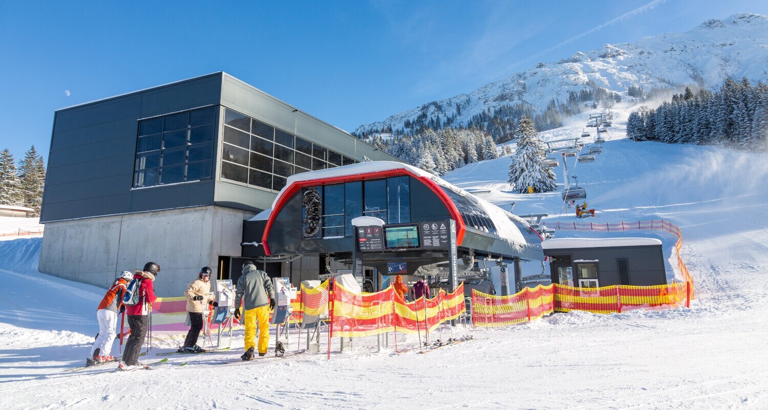 Talstation eines Sesselliftes im Skigebiet im Winter