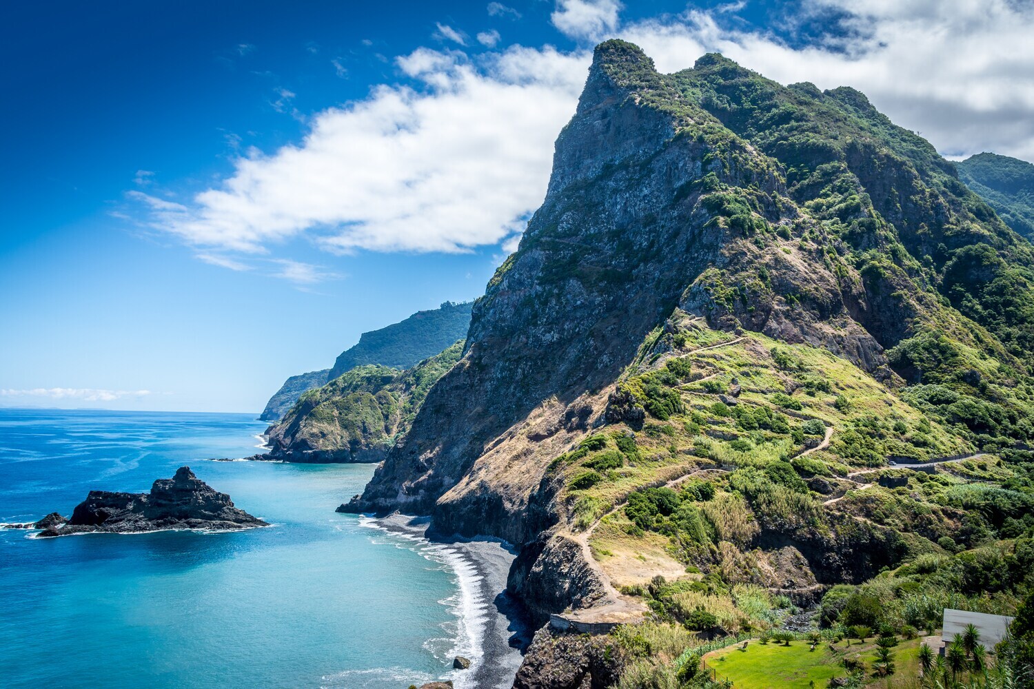 Gebirgige und begrünte Nordküste der Insel Madeira umgeben von Meer Gebirgige und begrünte Nordküste der Insel Madeira umgeben von Meer
