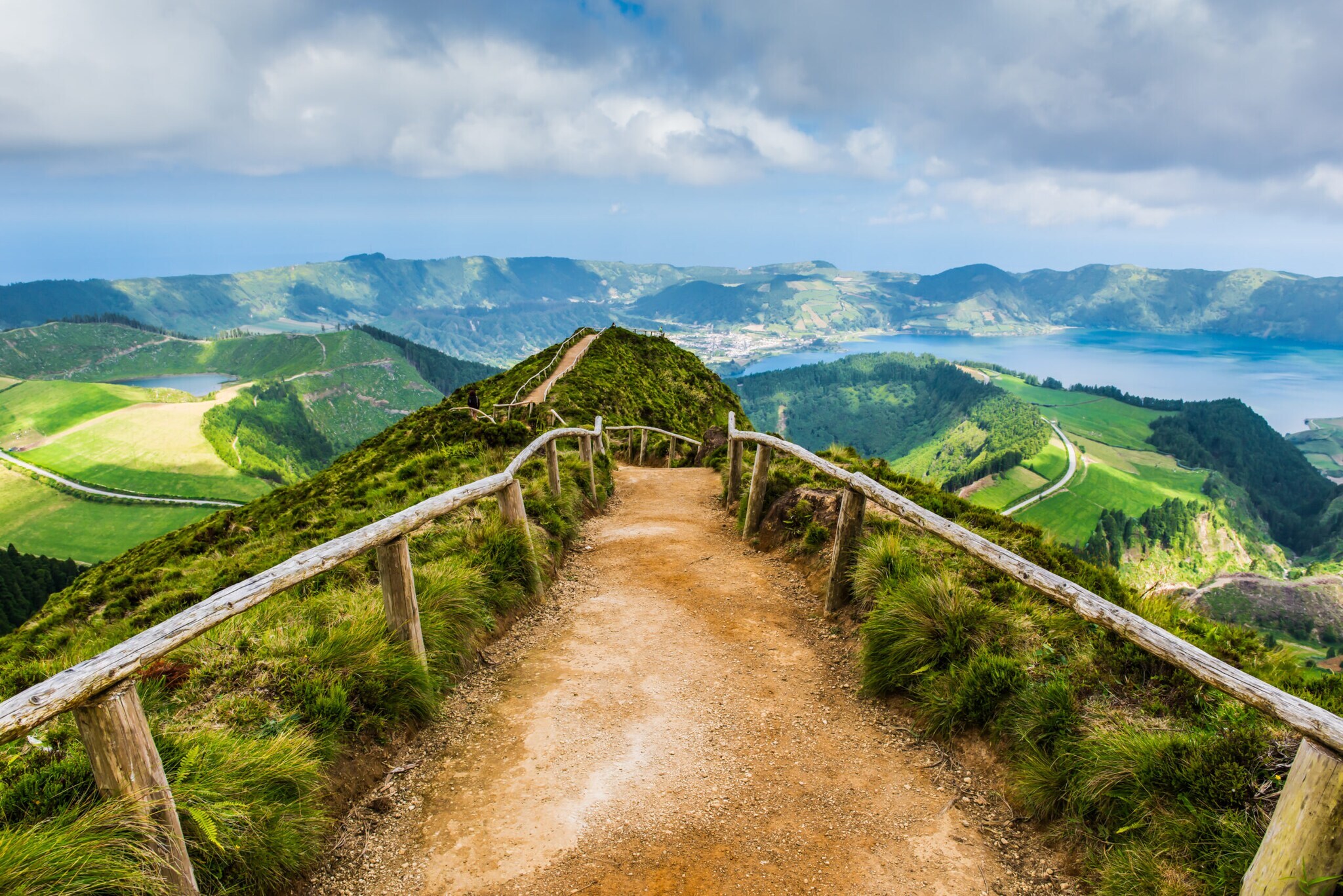 Panoramaweg mit Blick über die begrünte Kraterlandschaft des Nationalparks Sete Cidades auf der Azoreninsel São Miguel