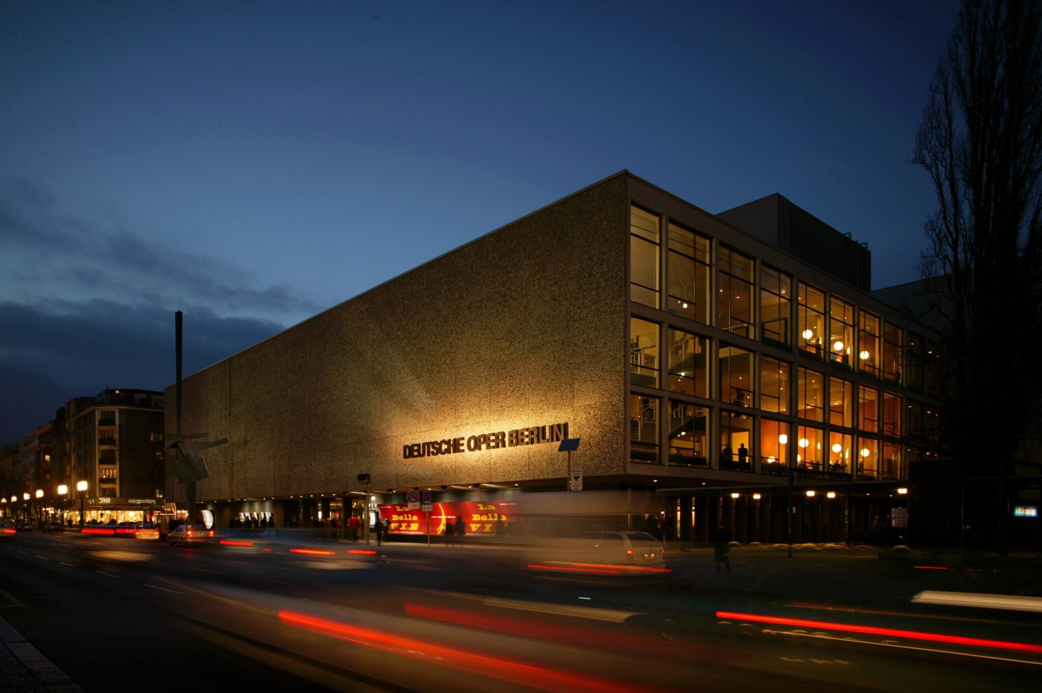 Die Deutsche Oper Berlin in der Bismarckstraße. Die Deutsche Oper Berlin in der Bismarckstraße.