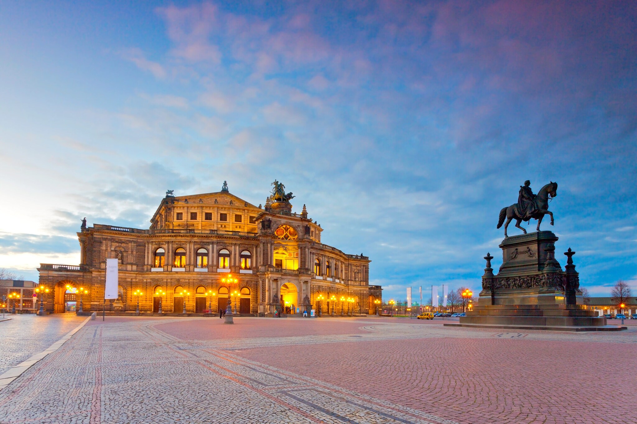Die Semperoper in Dresden am Abend. Die Semperoper in Dresden am Abend.