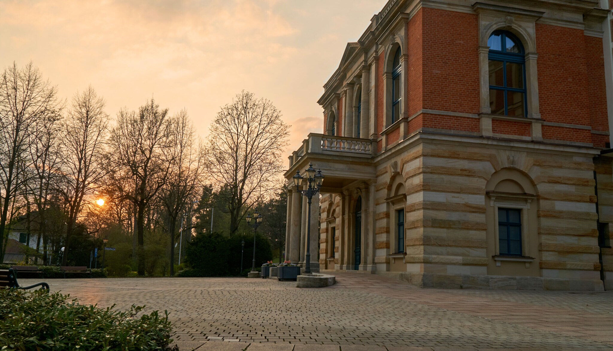 Das Festspielhaus Bayreuth im Abendlicht.