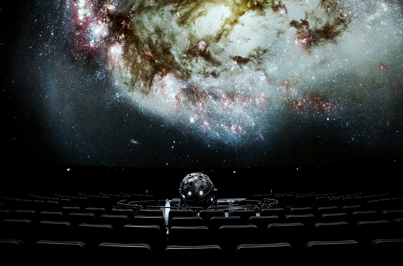 Planetariumssaal mit Sitzen, Projektor und Sternenhimmel Planetariumssaal mit Sitzen, Projektor und Sternenhimmel