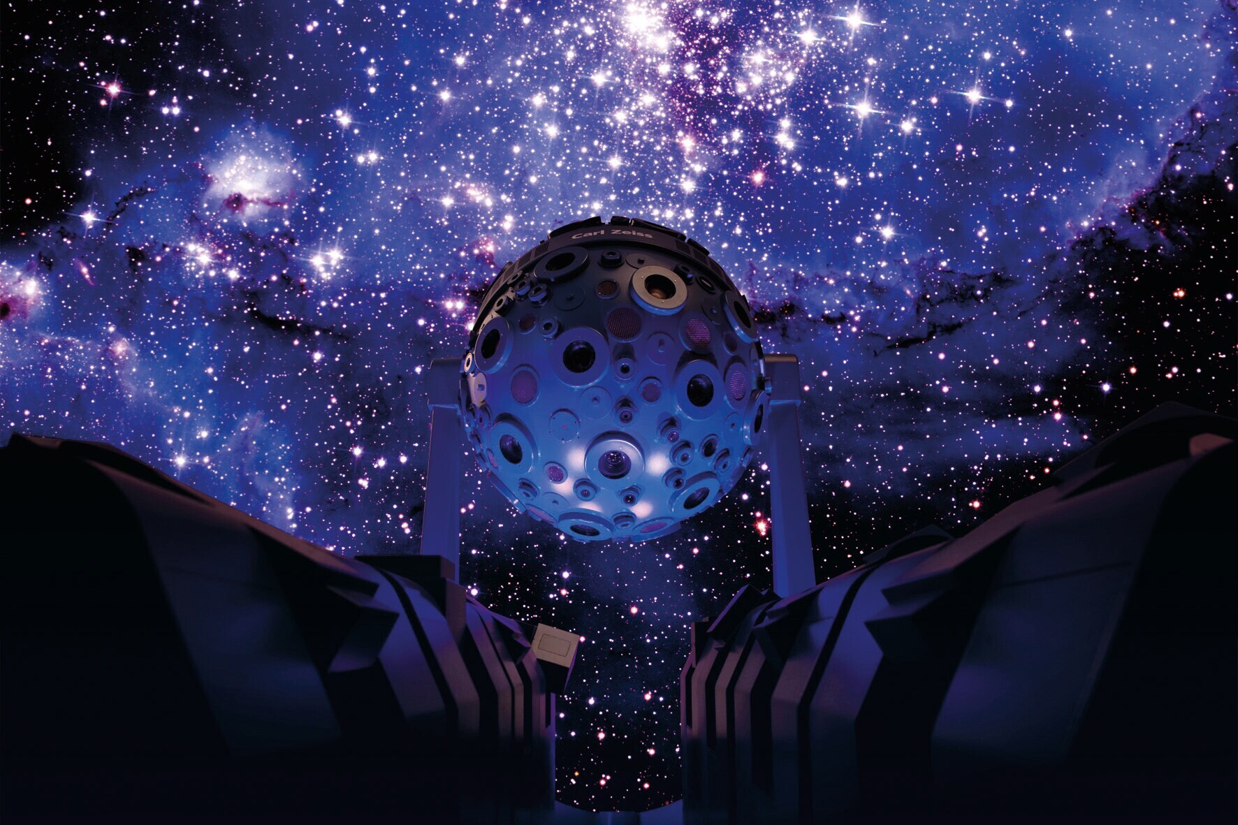 ternenhimmel und Sternenprojektor im Planetarium Jena