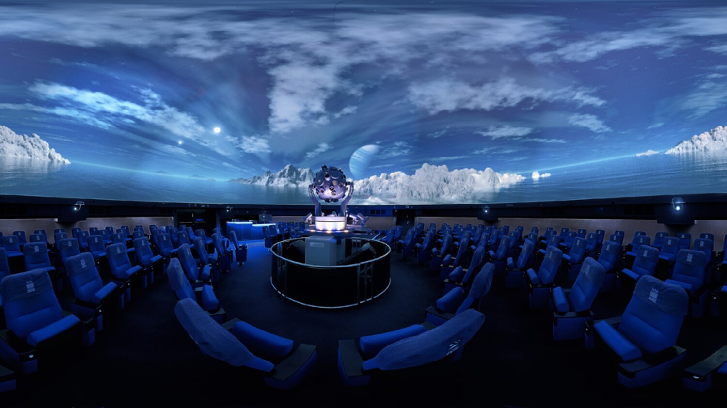 Blick in den Kuppelsaal des Planetariums Wolfsburg in bläulichen Tönen