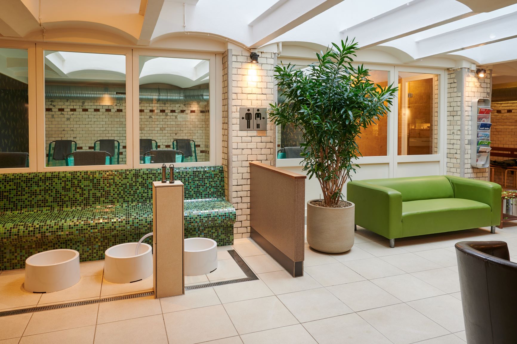 Spa-Bereich mit Wärmebank, Sofa und Ruheraum im Hintergrund Spa-Bereich mit Wärmebank, Sofa und Ruheraum im Hintergrund