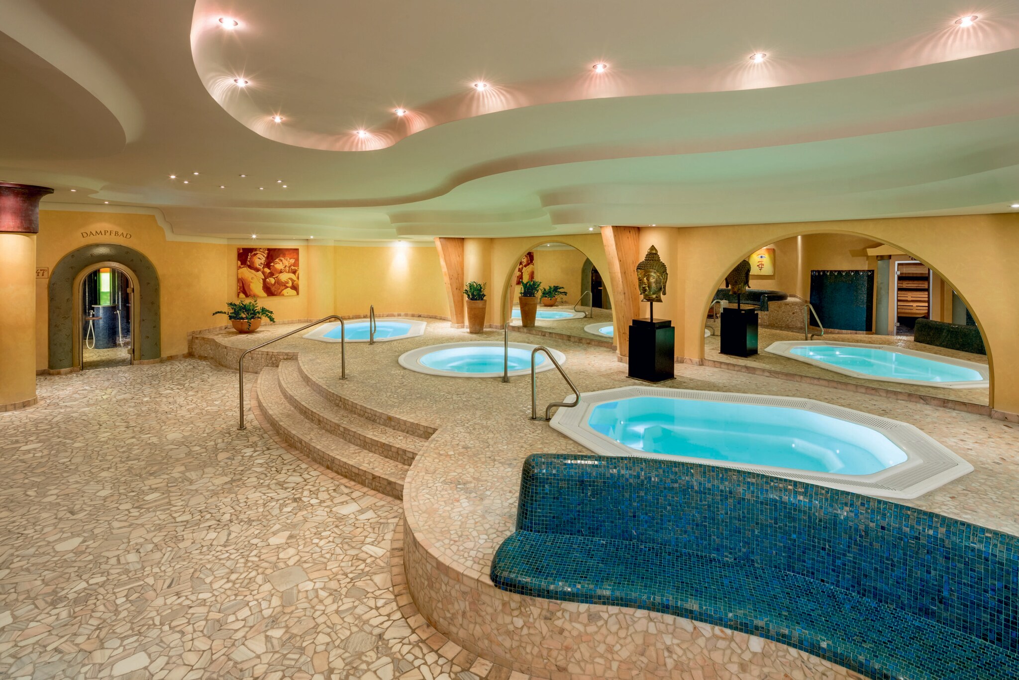 Drei Whirlpools in einer geschwungenen Saunalandschaft mit Mosaikfliesen Drei Whirlpools in einer geschwungenen Saunalandschaft mit Mosaikfliesen