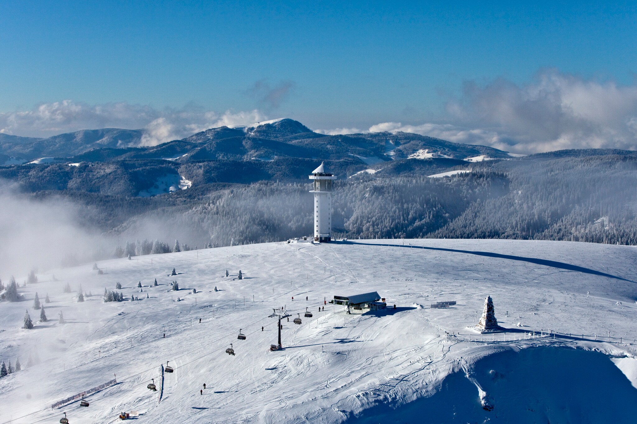 Der verschneit Gipfel des Feldberges mit Blick in den umliegenden Schwarzwald