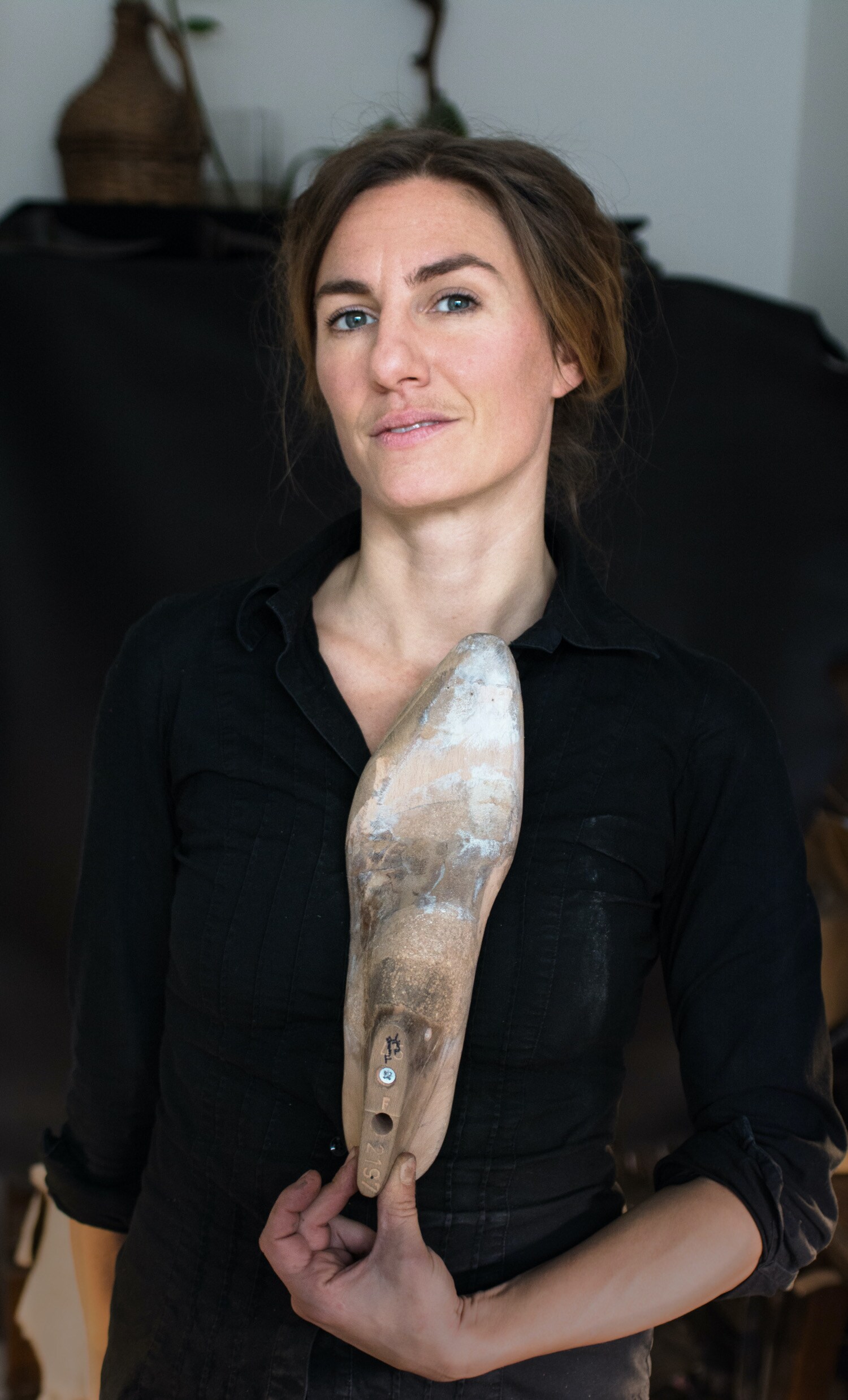 Anna Rakemann hält eine unfertige Schuhsohle in der Hand Anna Rakemann hält eine unfertige Schuhsohle in der Hand