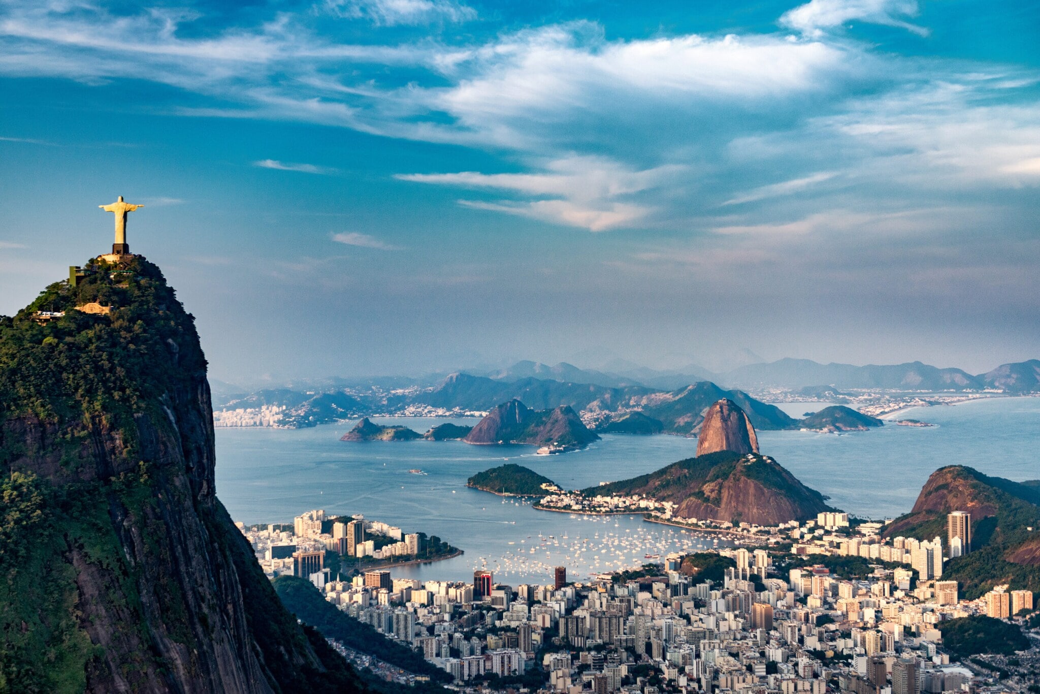 Stadtpanorama von Rio de Janeiro mit Christusstaue und vorgelagerten Inseln im Meer Stadtpanorama von Rio de Janeiro mit Christusstaue und vorgelagerten Inseln im Meer