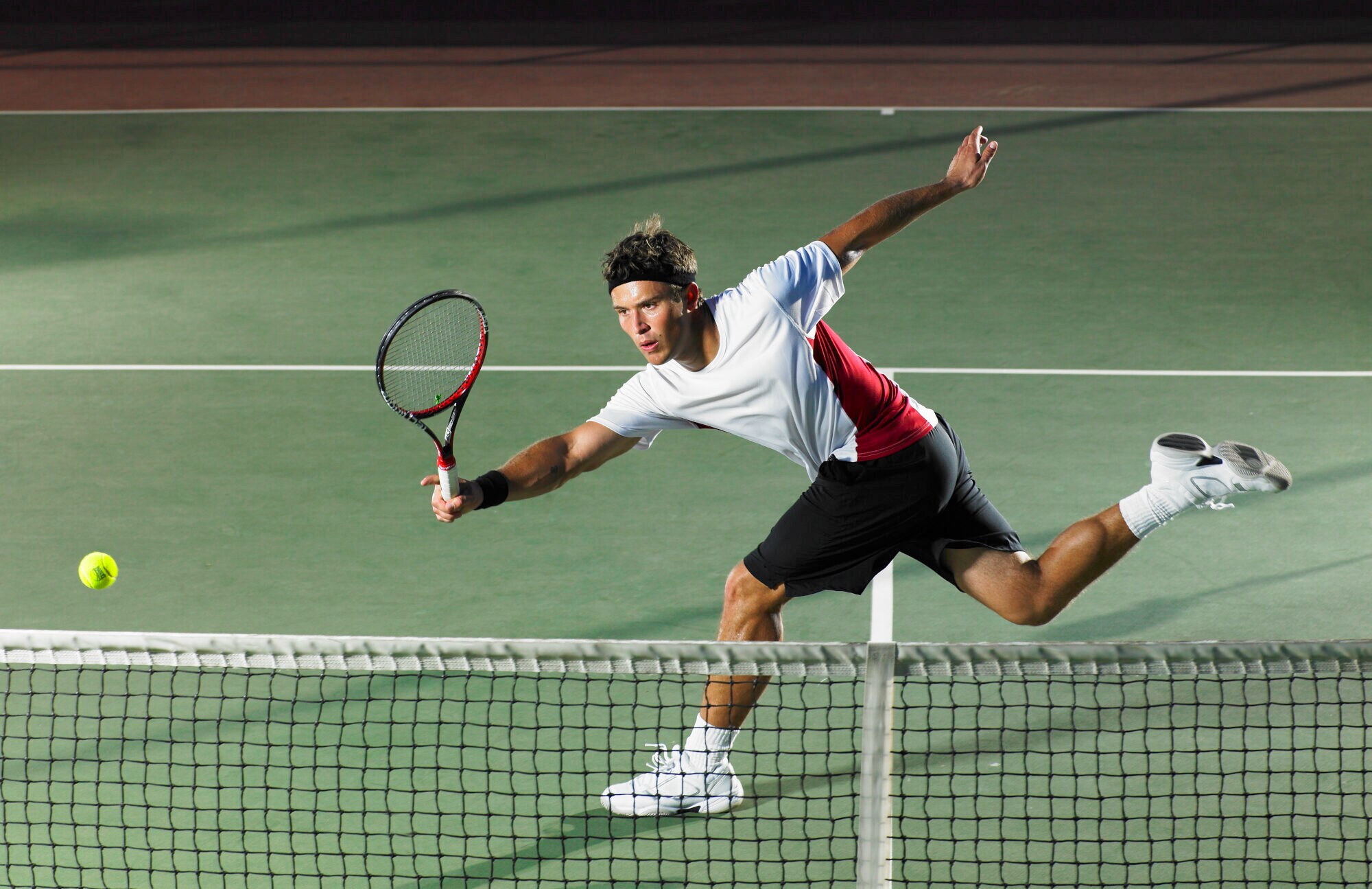 Ein junger Mann spielt Tennis Ein junger Mann spielt Tennis