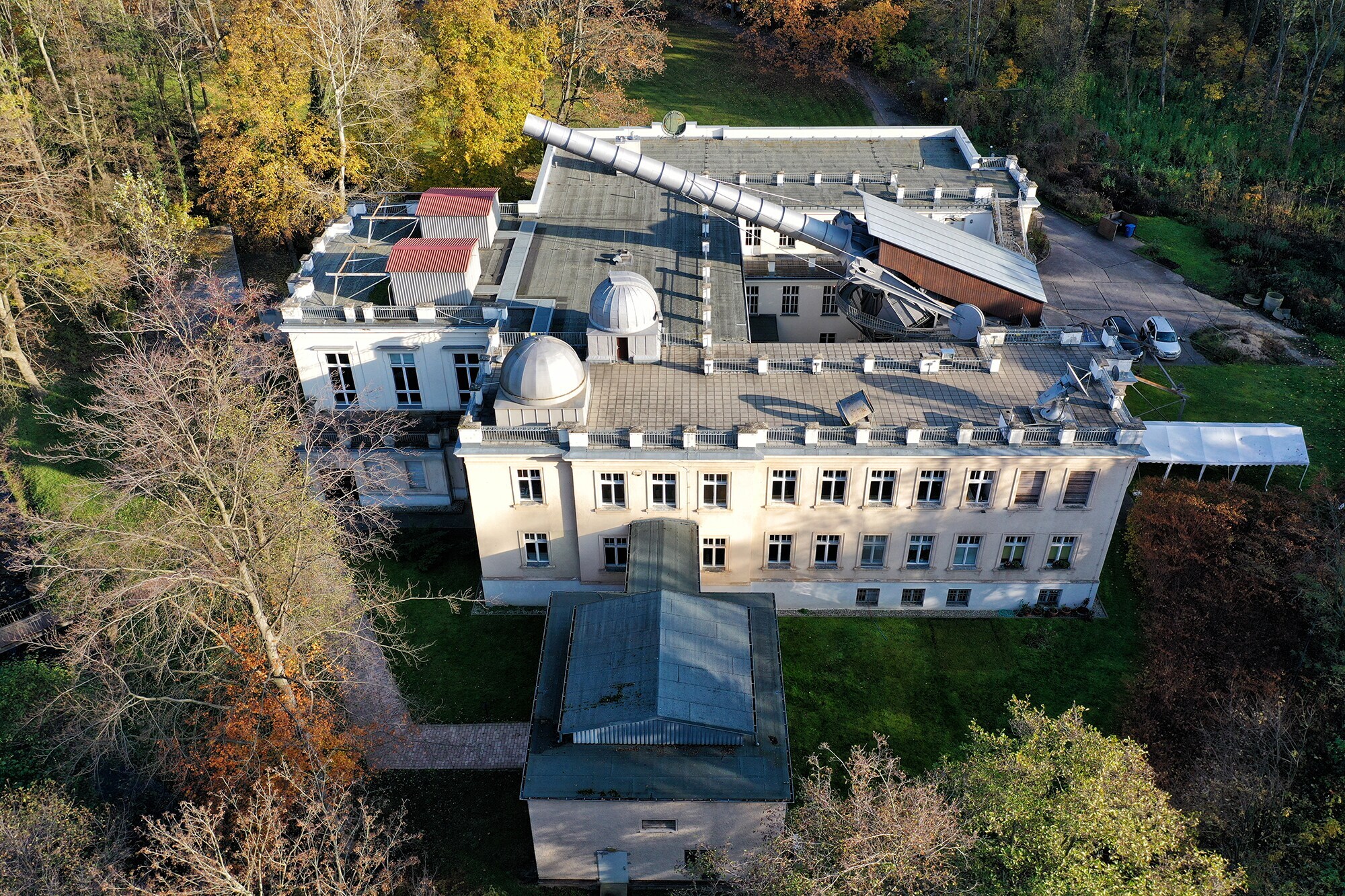 Gebäude der Archenhold-Sternwarte im Treptower Park aus der Luftperspektive