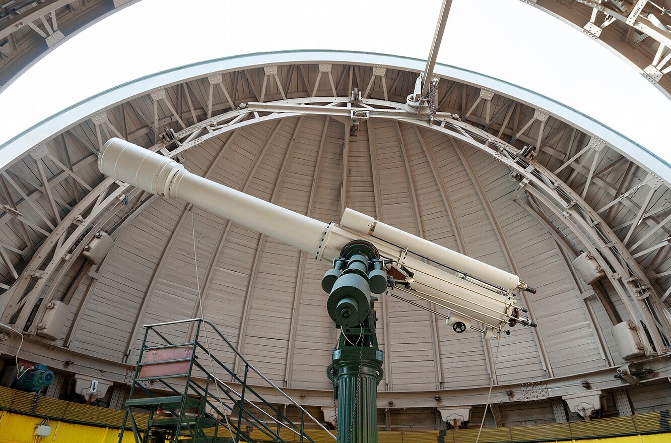 Innenaufnahme einer Kuppel in einer Sternwarte mit Teleskop Innenaufnahme einer Kuppel in einer Sternwarte mit Teleskop